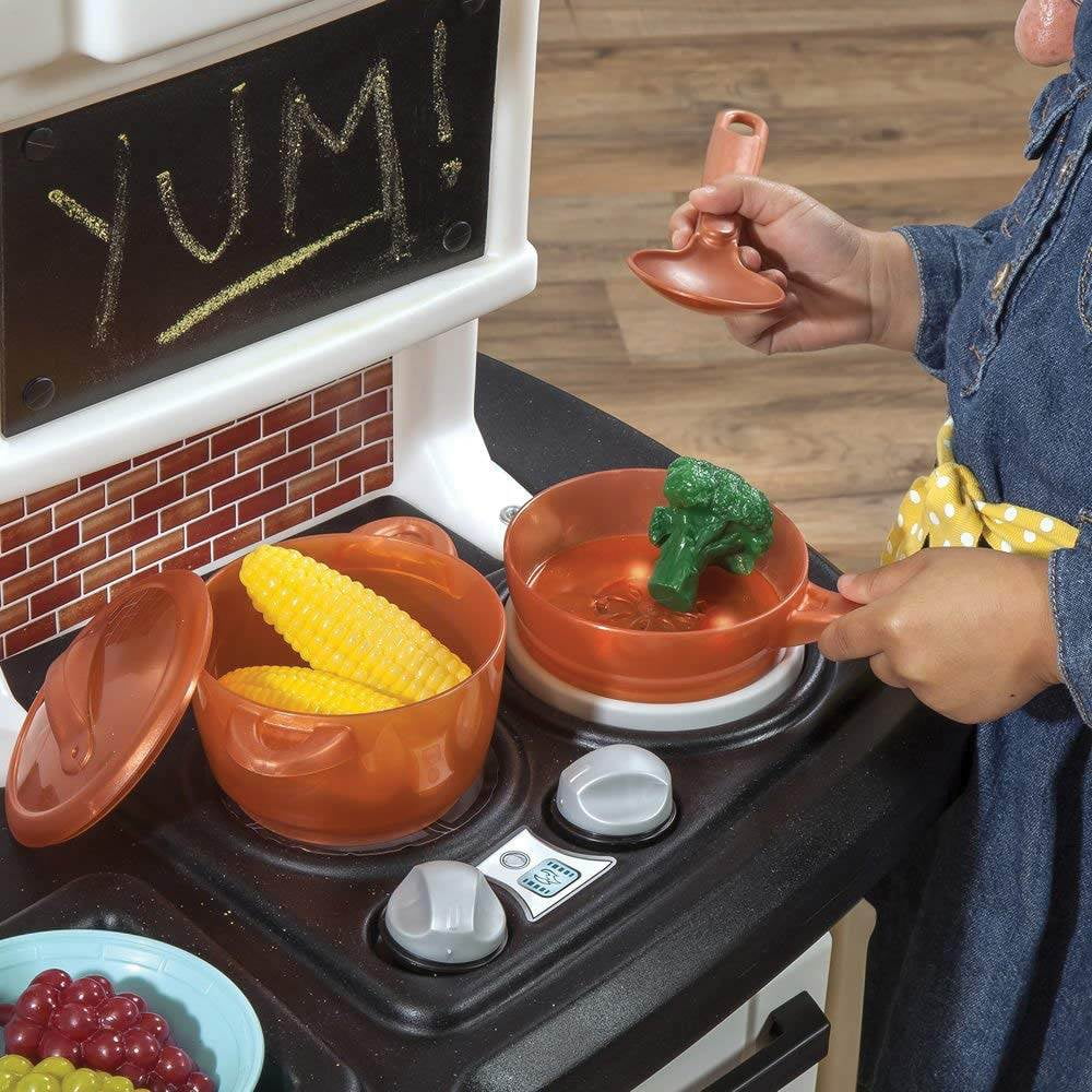 2025 Step2 Große Gourmet-Spielküche für Kinder in Weiß und Braun mit 35 Zubehörteilen