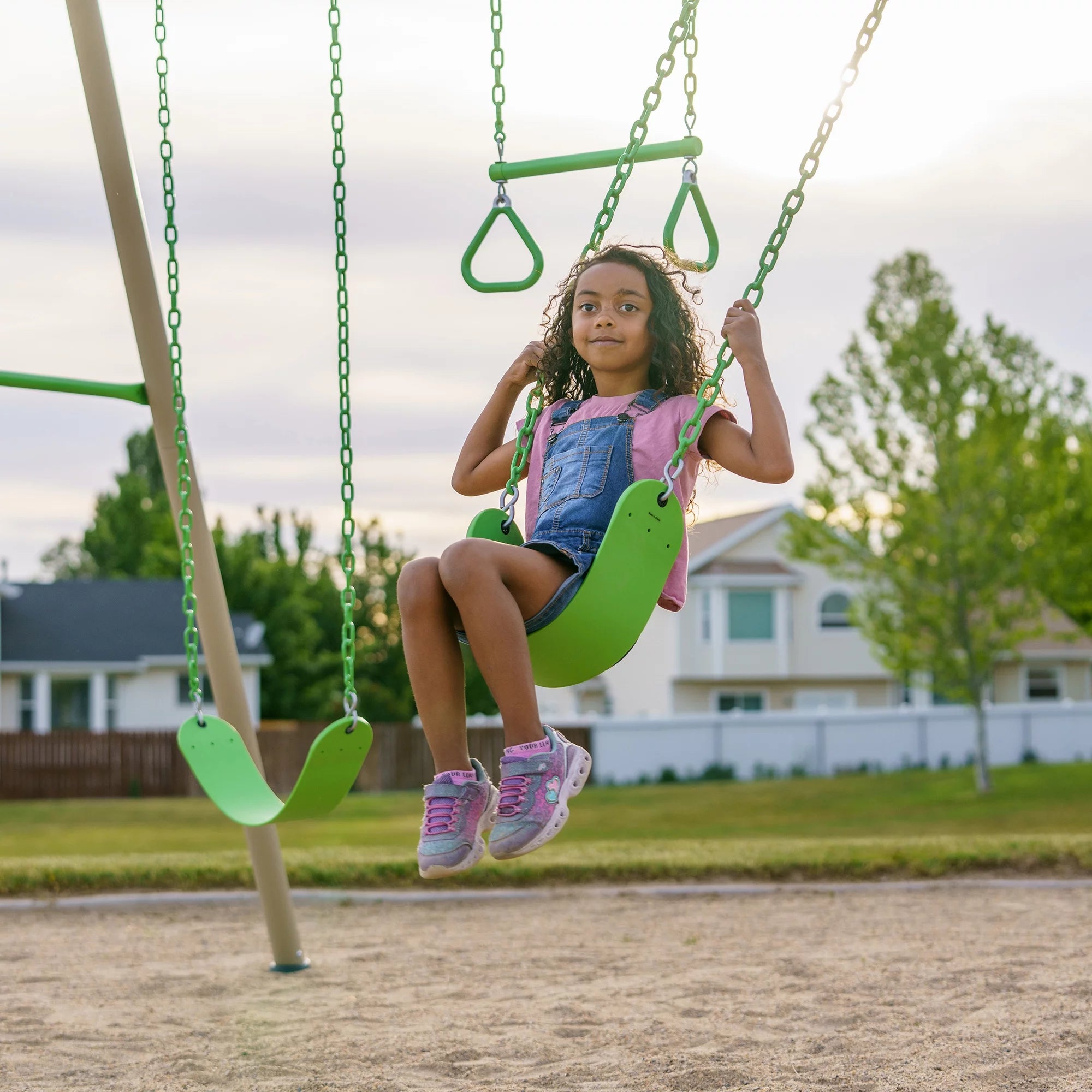 Lifetime Kinder-Metallschaukelset mit 2 Gurtschaukeln und Trapezstange – 9 Fuß (91206)