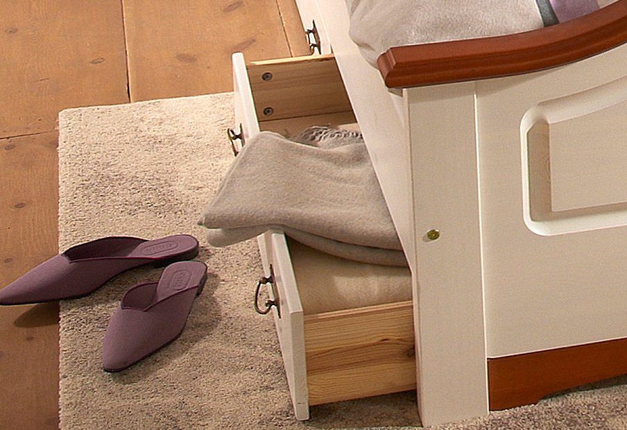 Bettkommode aus weißem Kiefernholz, 83 cm breit