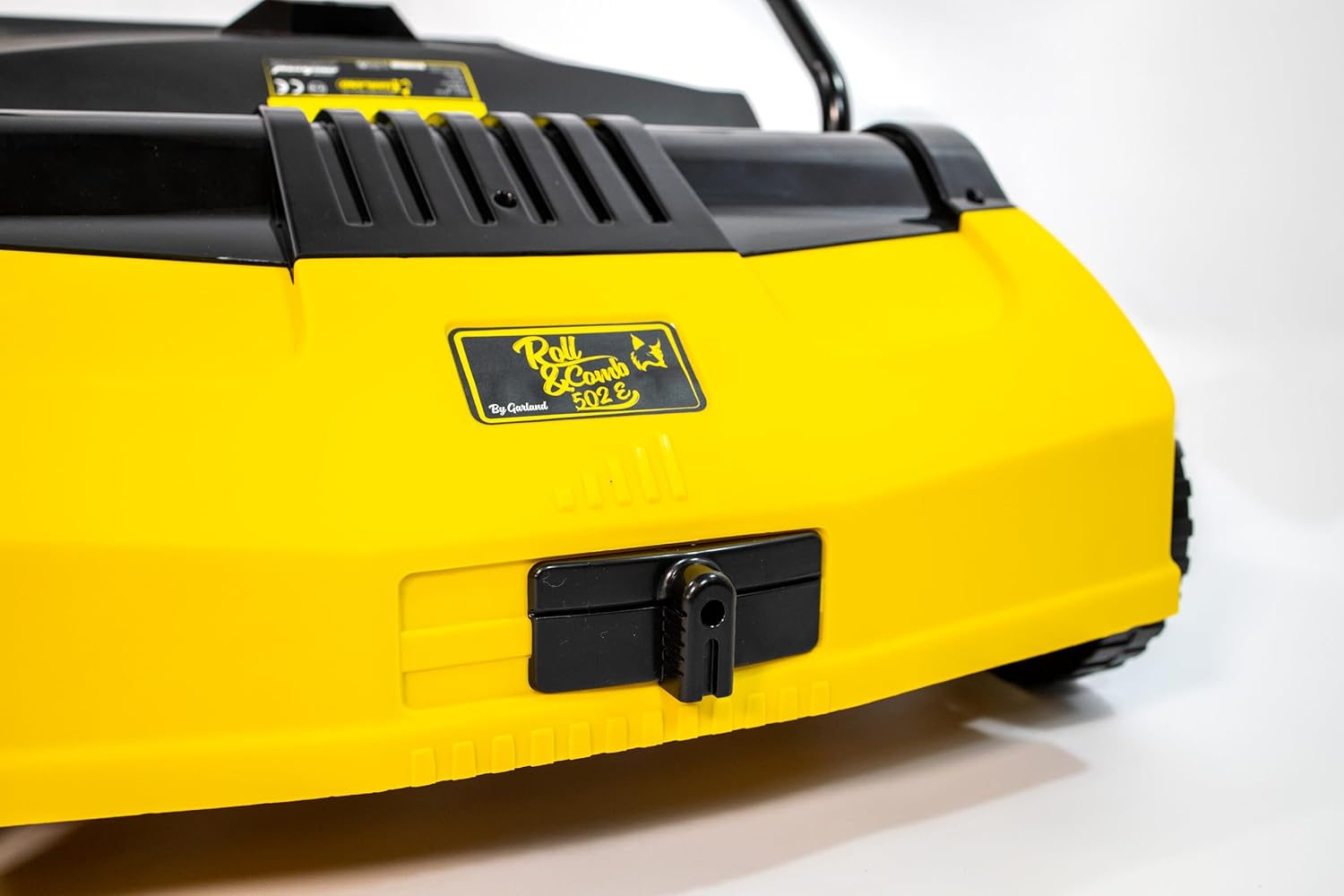 Garland Roll&Comb 502E-V19 - Elektrisk kunstgræsfejer/kammaskine med stikkontakt - 1.600 W effekt, 15,6 kg vægt, 40 cm arbejdsbredde med justerbar højde. 40 L opsamlingspose. Velegnet til overflader op til 350 m².