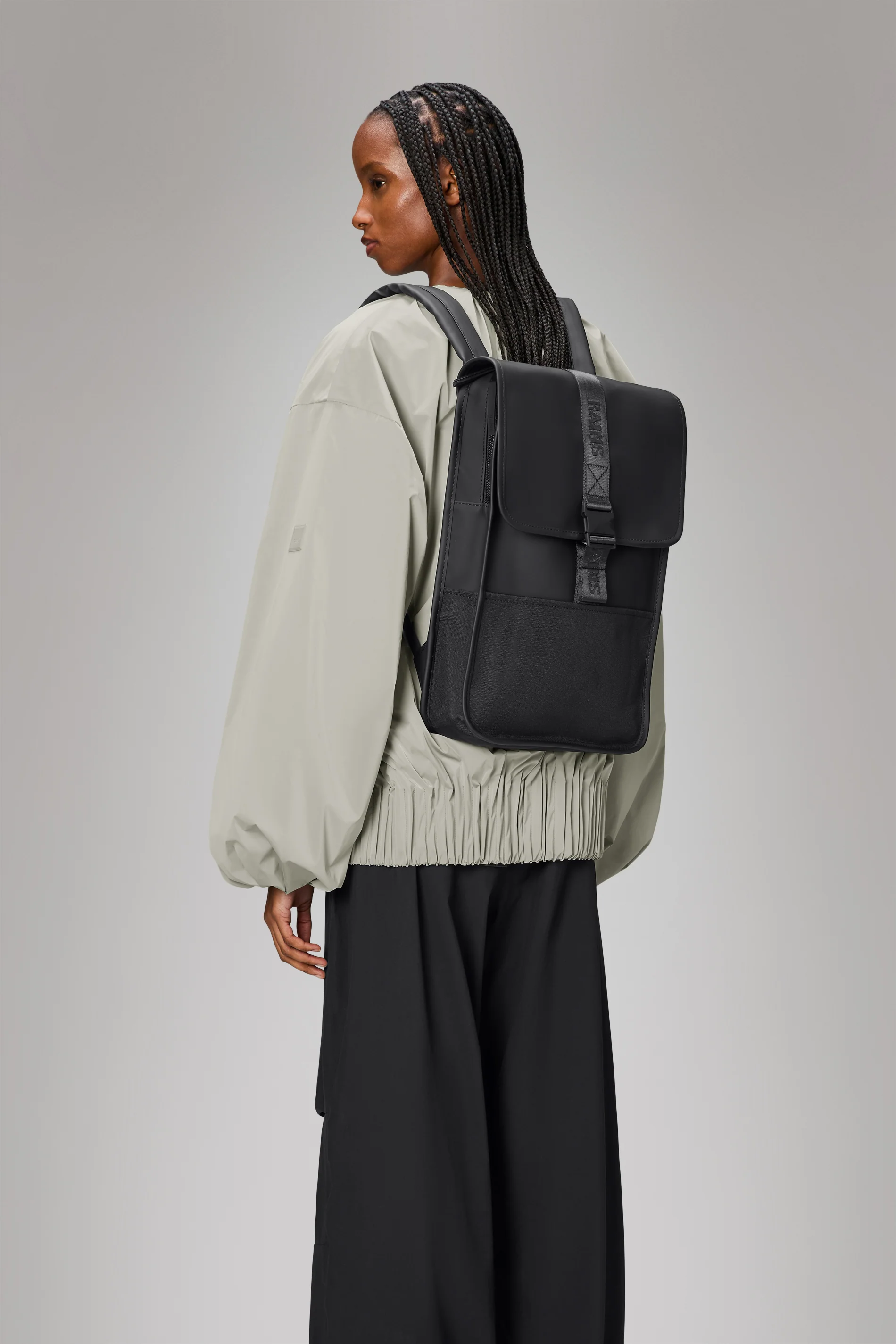 2025 Trail Backpack Mini – Vandafvisende dagrygsæk (15) med klap og gummispænde – PU-stof – Polstret laptoprum