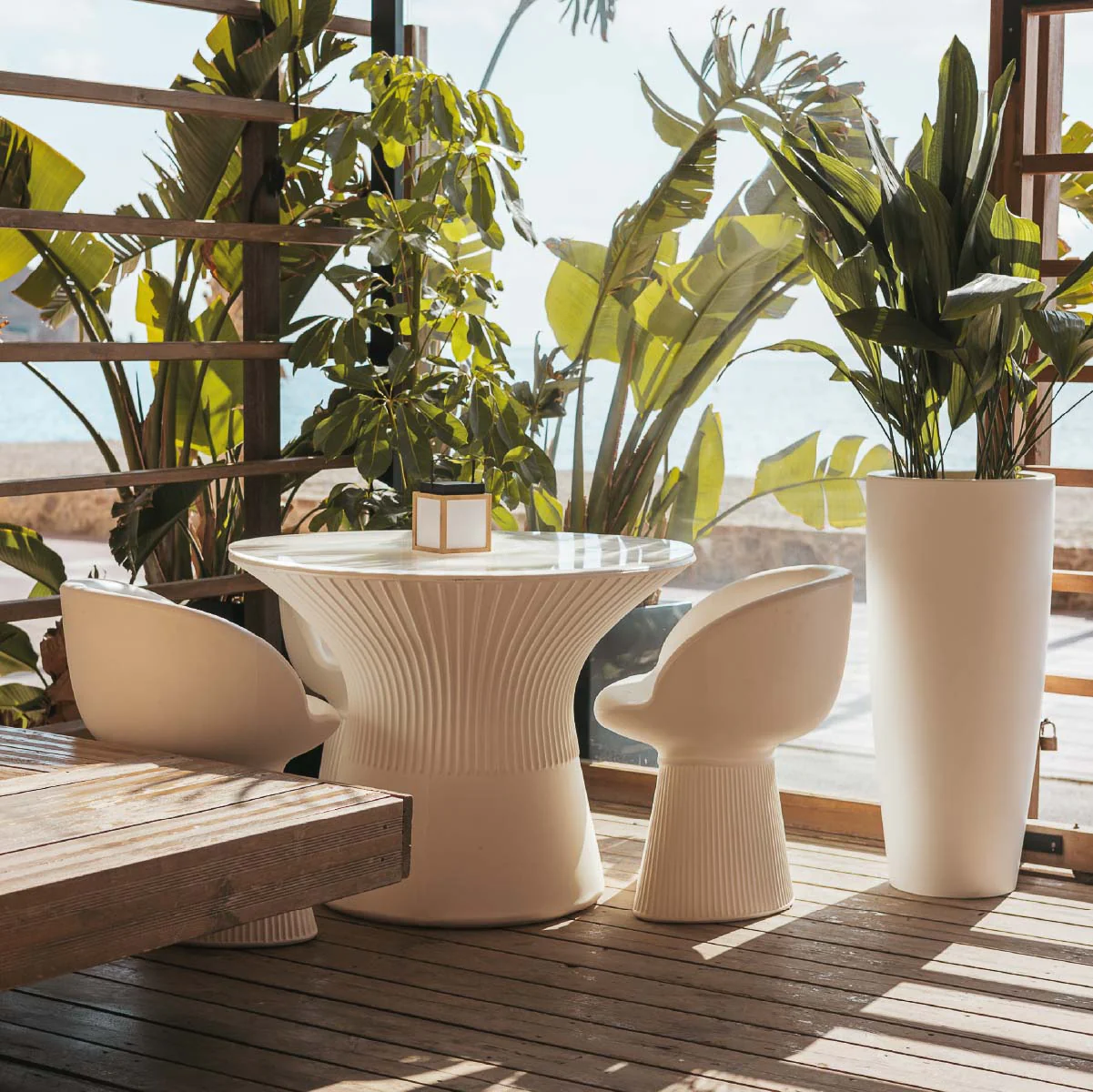 Packung bestehend aus 1 Capri 75 Tisch + 2 Mallorca Stühlen