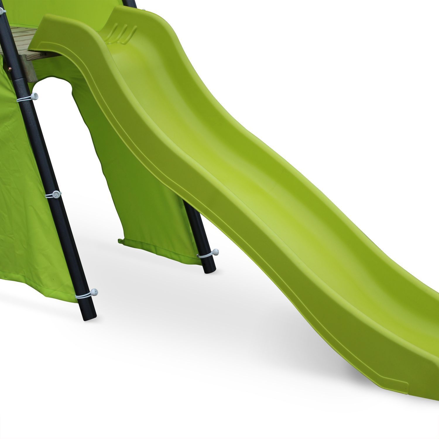 Kinderspielplatz mit Schaukel und Rutsche, Grün