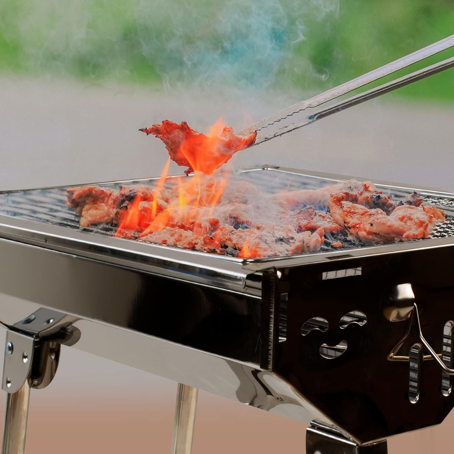 Mittelgroßer Holzkohlegrill mit klappbaren Beinen