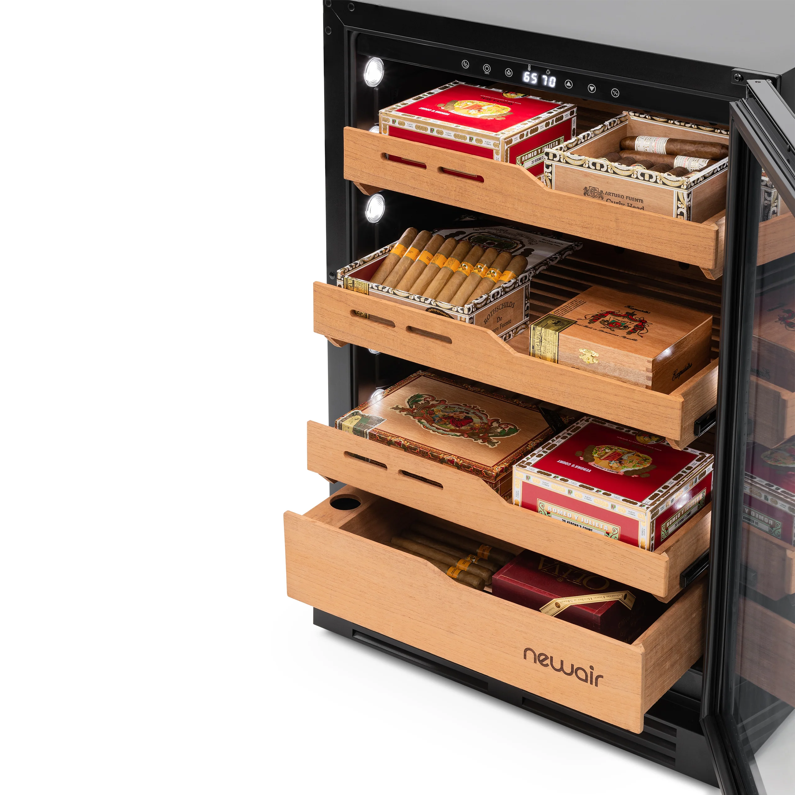 Cave à cigares électrique Newair® 2025. Capacité : 1 500 cigares. Encastrable ou sur pied.