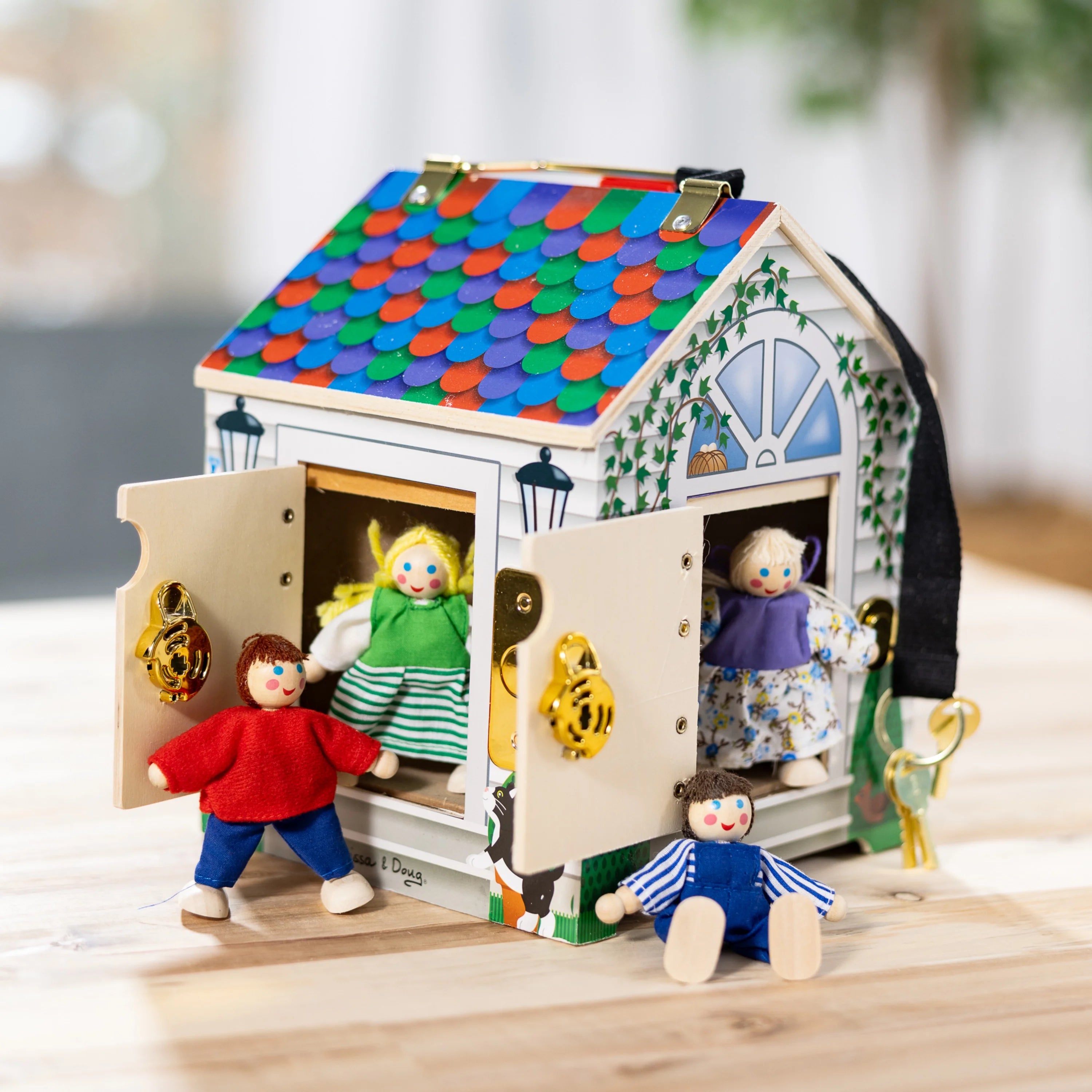 Melissa & Doug Trædukkehus med Dørklokke - Dørklokkelyde, Nøgler, 4 Posible Trædukker
