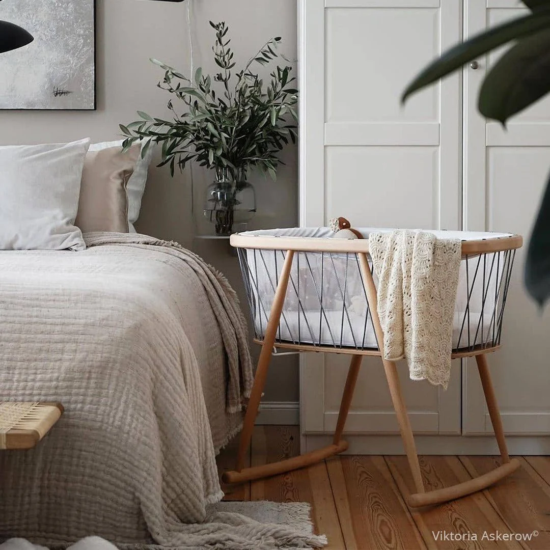 2025 KUMI Crib af Charlie Crane – Transparent kokon med blid side-til-side gyngning | Mål 81x56x72 cm | Skummadras inkluderet | Tilpassede snore | Moderne og minimalistisk design