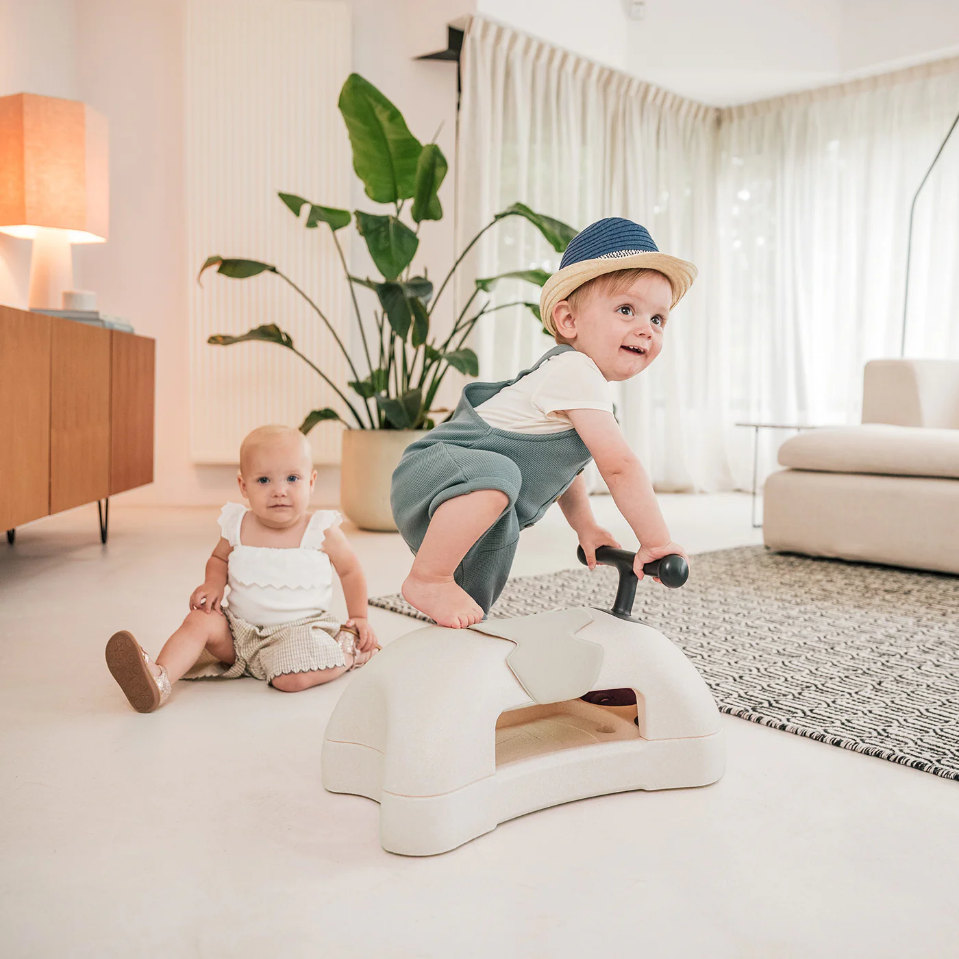 2025 Scoot and Ride Min Første 3-i-1 Gåvogn og Scooter, Sandfarvet