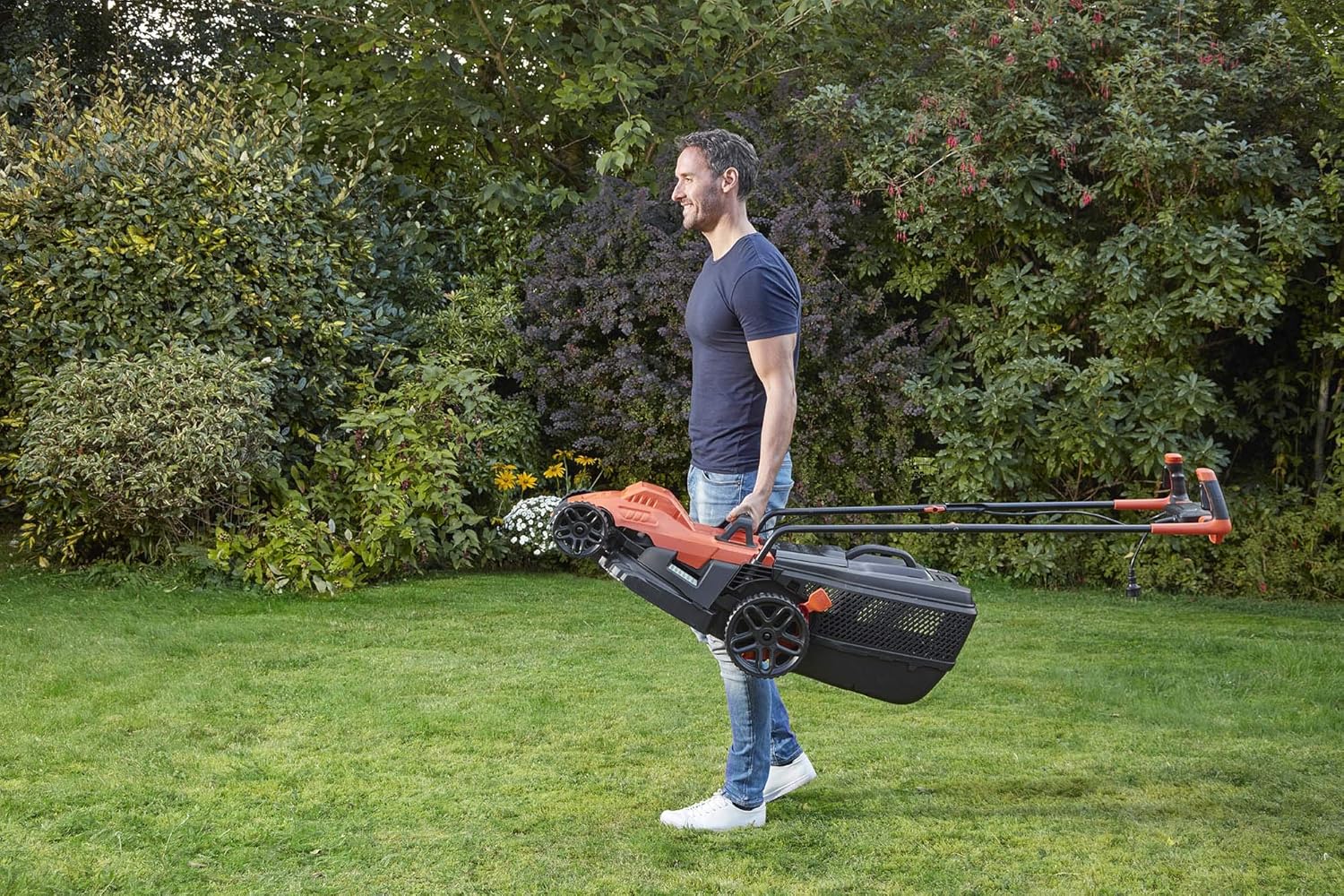 BLACK+DECKER Fahrrad-Rasenmäher, 1600 W, 38 cm Schnittbreite, E-Antrieb, EdgeMax und SoftTouch, 6 Schnitthöhen, 45-Liter-Fangbehälter, BEMW471BH