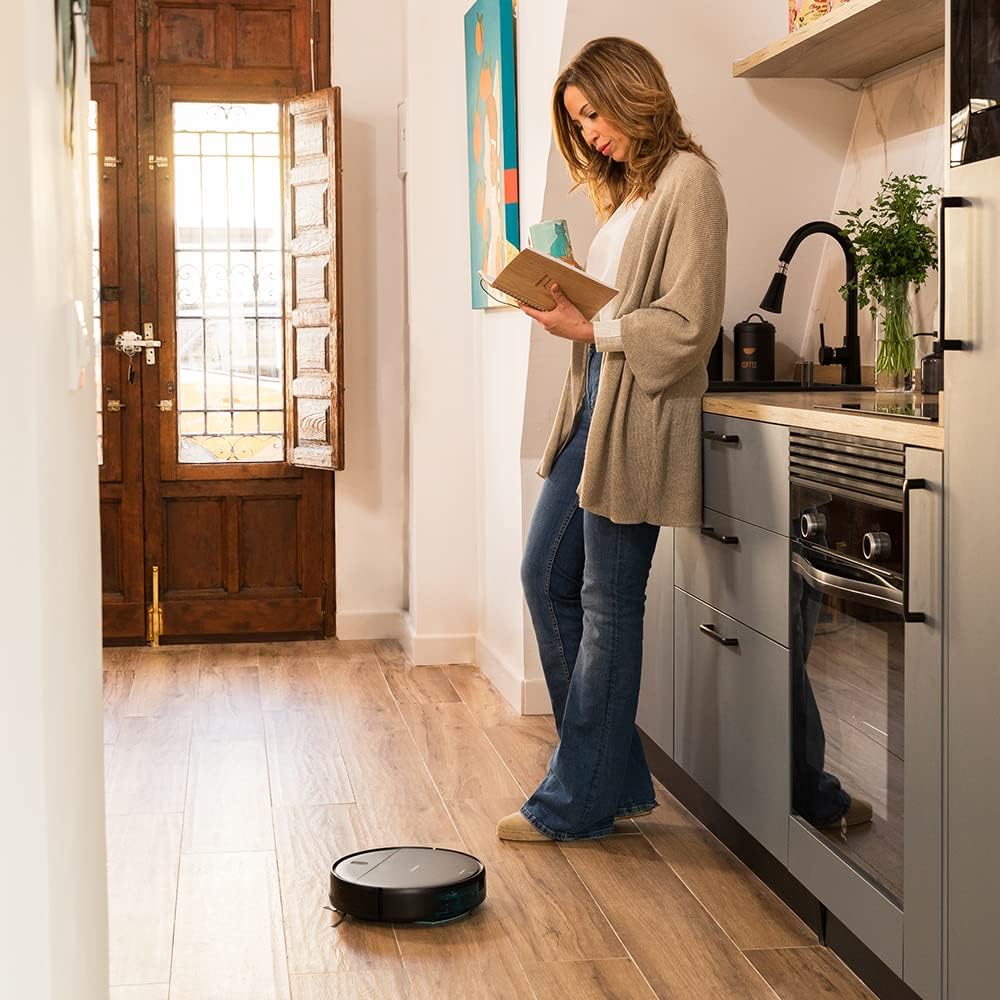 Aspirateur robot Cecotec Conga 999 Map X-Treme avec navigation gyroscopique. Moteur d'aspiration 2000 Pa, 2 brosses latérales, 2 serpillères, autonomie de 120 minutes, application et télécommande.