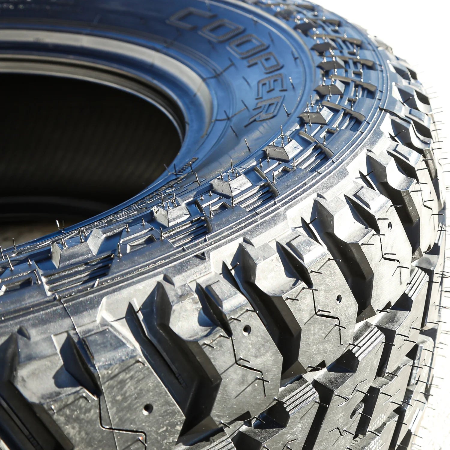 Satz mit 4 (VIER) Cooper Discoverer S/T Maxx LT 275/70R18 125/122Q E 10-lagigen MT-Geländereifen (Modelljahr 2025). Kompatibel mit: Chevrolet Silverado 1500 ZR2 (Modelljahre 2022–2023).