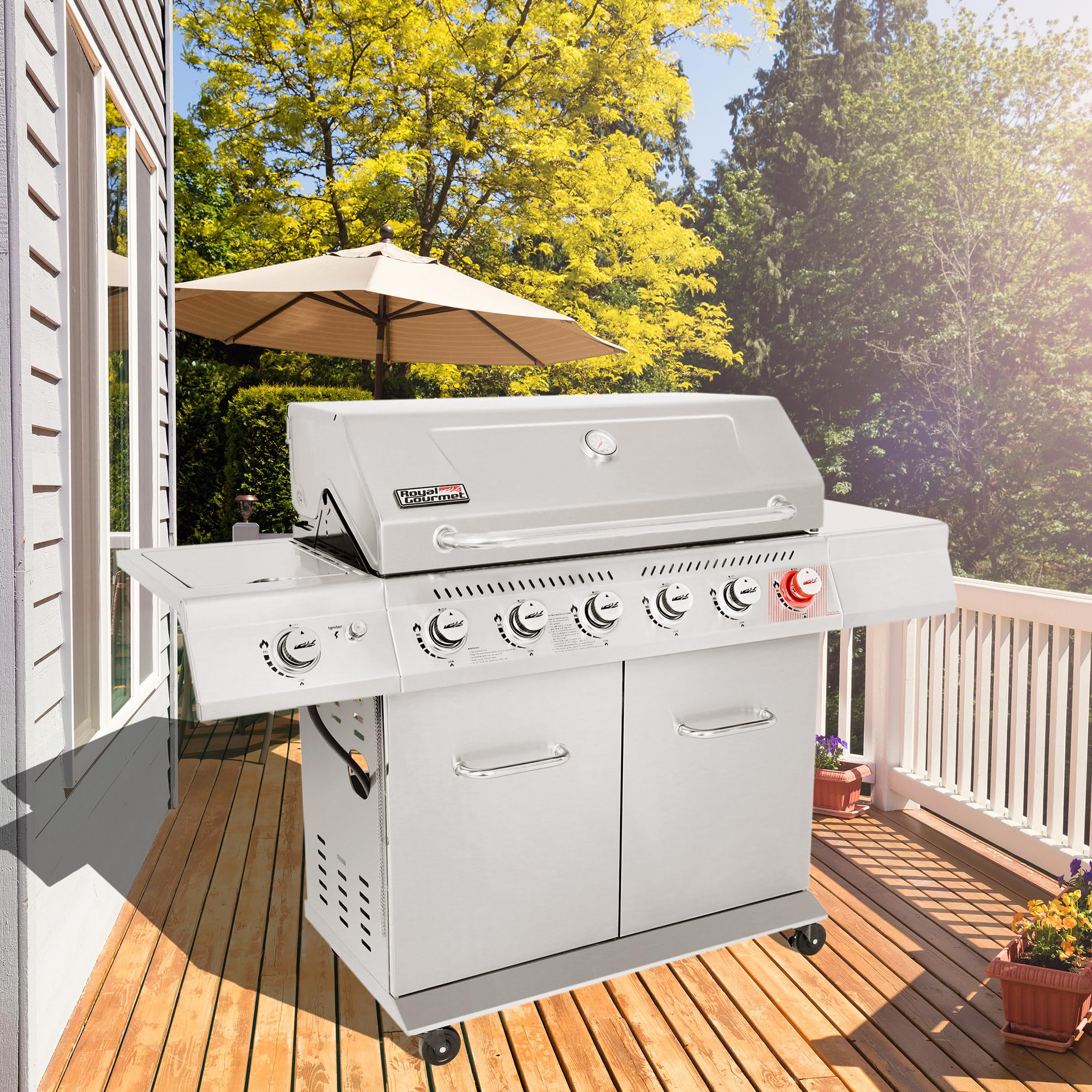 2025 Royal Gourmet GA6402S gasgrill i rustfrit stål. Premier propangrill med 6 brændere, searbrænder og sidebrænder. 74.000 BTU. Skabsstil. Udendørs grill. Sølv.