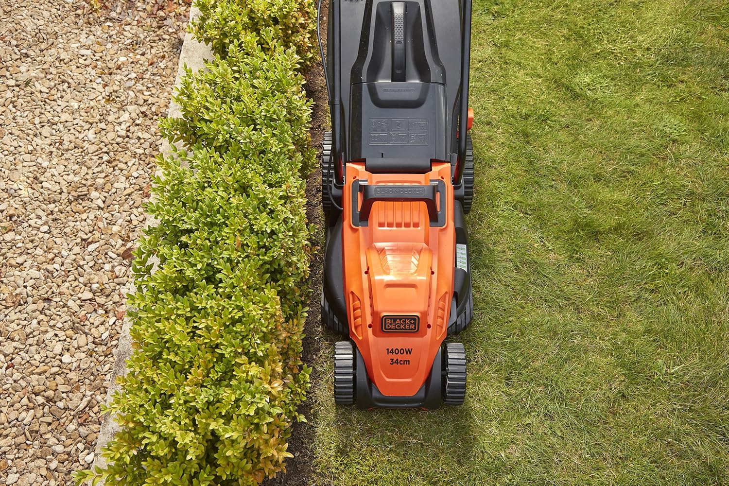 BLACK+DECKER Fahrrad-Rasenmäher, 1600 W, 38 cm Schnittbreite, E-Antrieb, EdgeMax und SoftTouch, 6 Schnitthöhen, 45-Liter-Fangbehälter, BEMW471BH