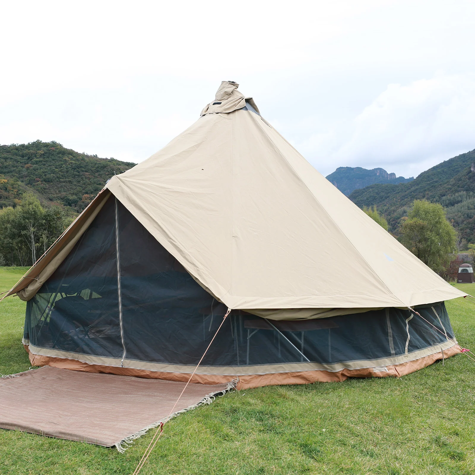 KingCamp Khan 500 (Modelljahr 2025) – Geräumiges 8-Personen-Tipi-Zelt aus technischem Baumwollmischgewebe. Flexible Belüftung und schneller Aufbau.