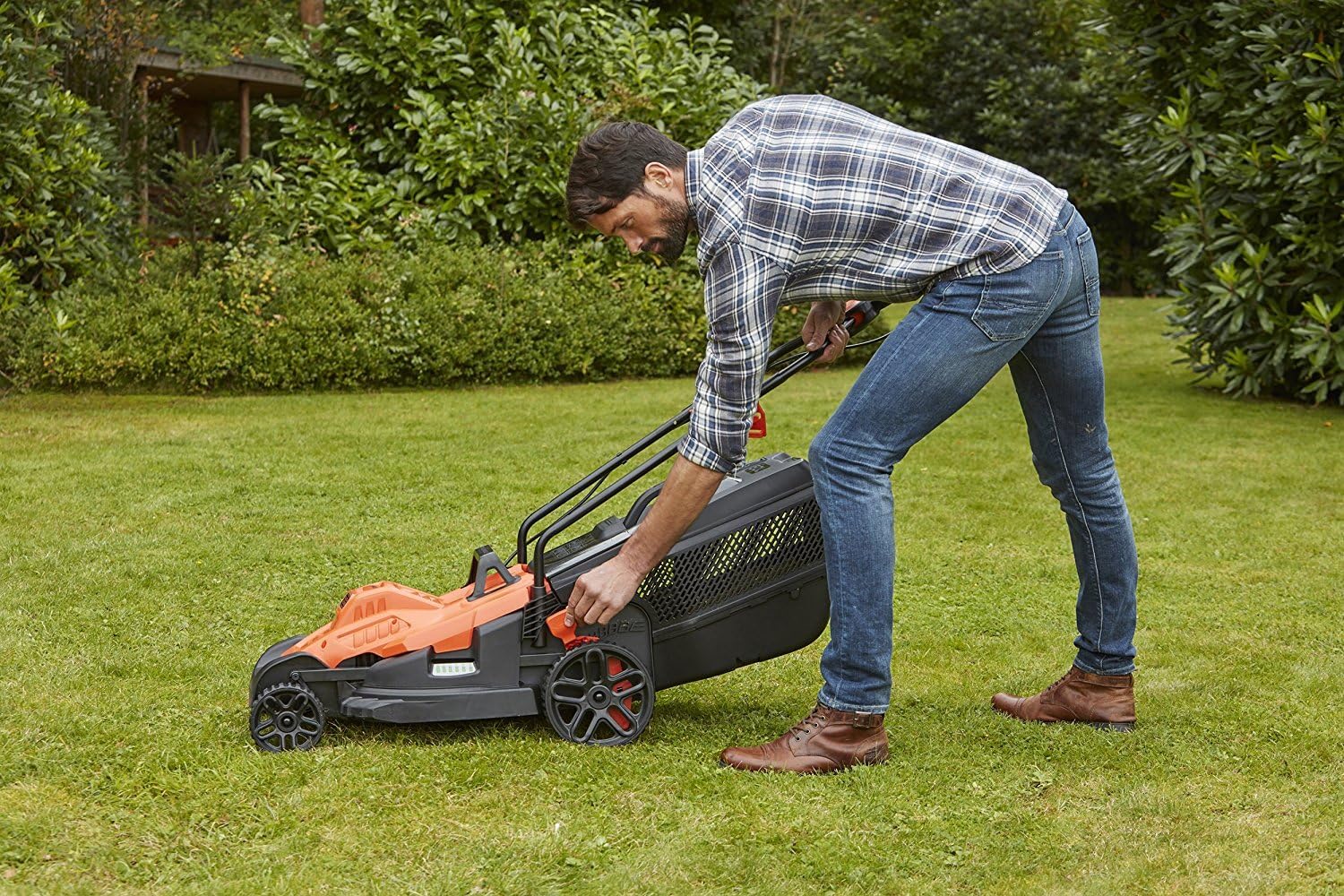 BLACK+DECKER Fahrrad-Rasenmäher, 1600 W, 38 cm Schnittbreite, E-Antrieb, EdgeMax und SoftTouch, 6 Schnitthöhen, 45-Liter-Fangbehälter, BEMW471BH
