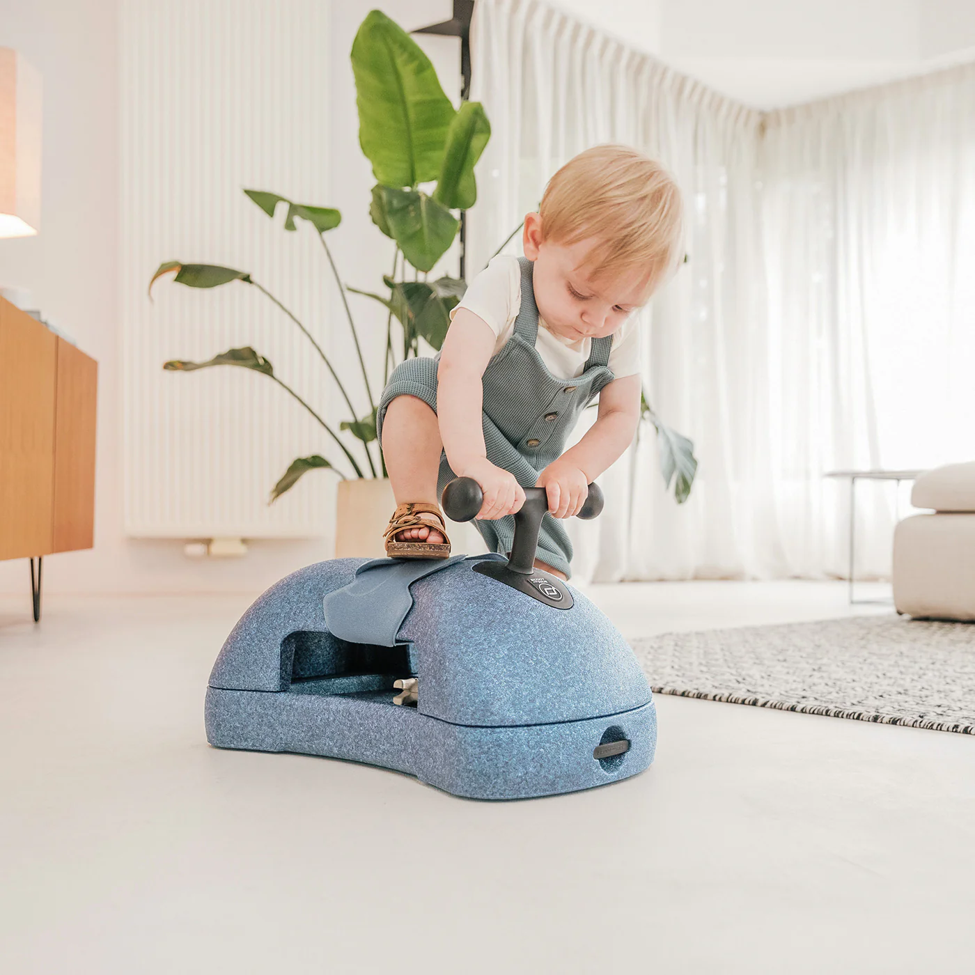 2025 Scoot and Ride Min Første 3-i-1 Gåstol og Scooter i Stålfarve