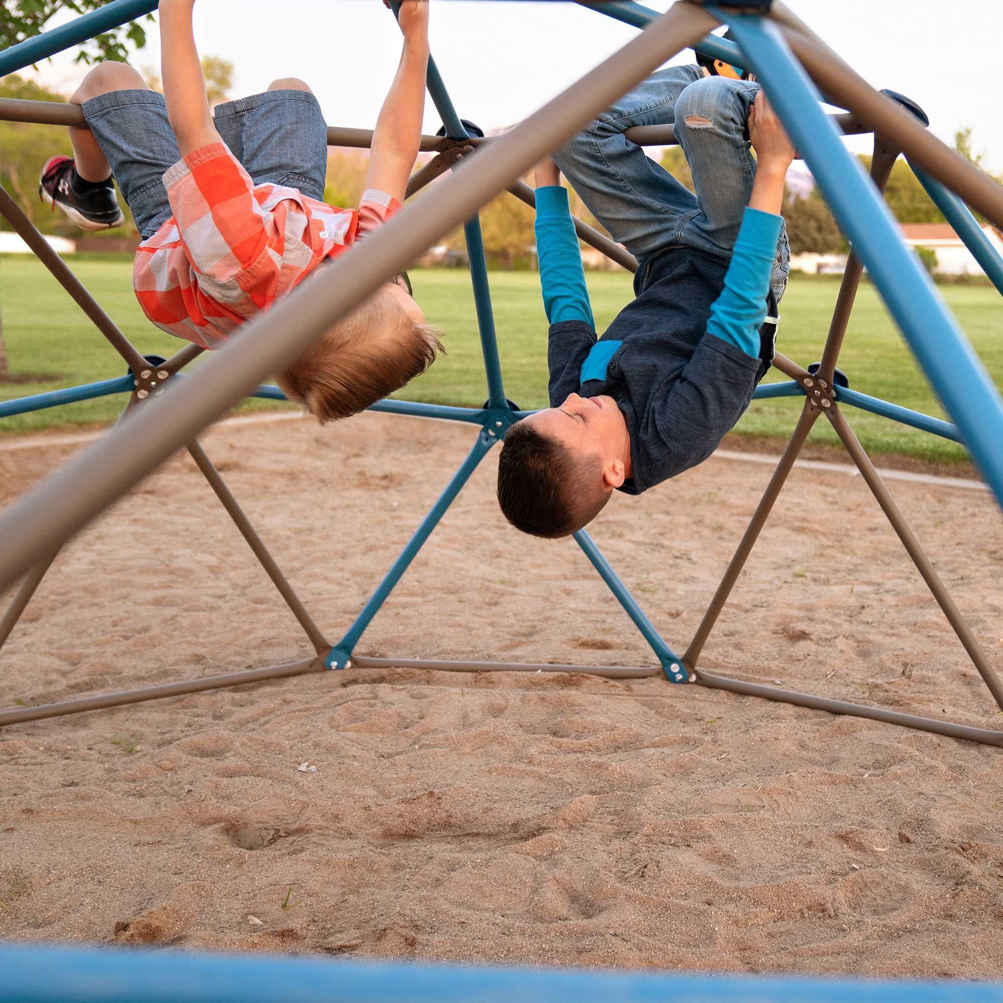 Dôme d'escalade d'extérieur Lifetime pour enfants, 1,4 m de hauteur x 2,7 m de largeur, bleu et marron (90939)