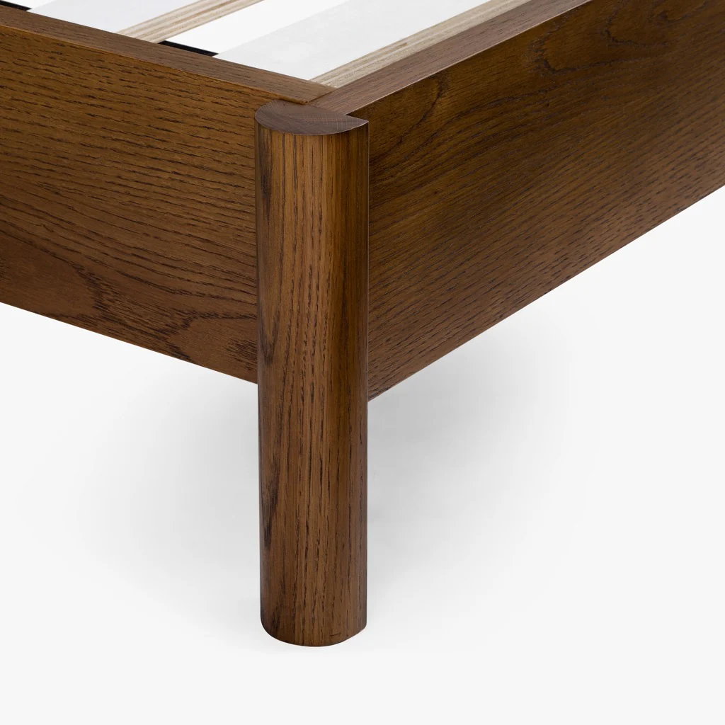 Cali Oak-seng med valnøddebejdsning – naturlig elegance og omhyggelige finish