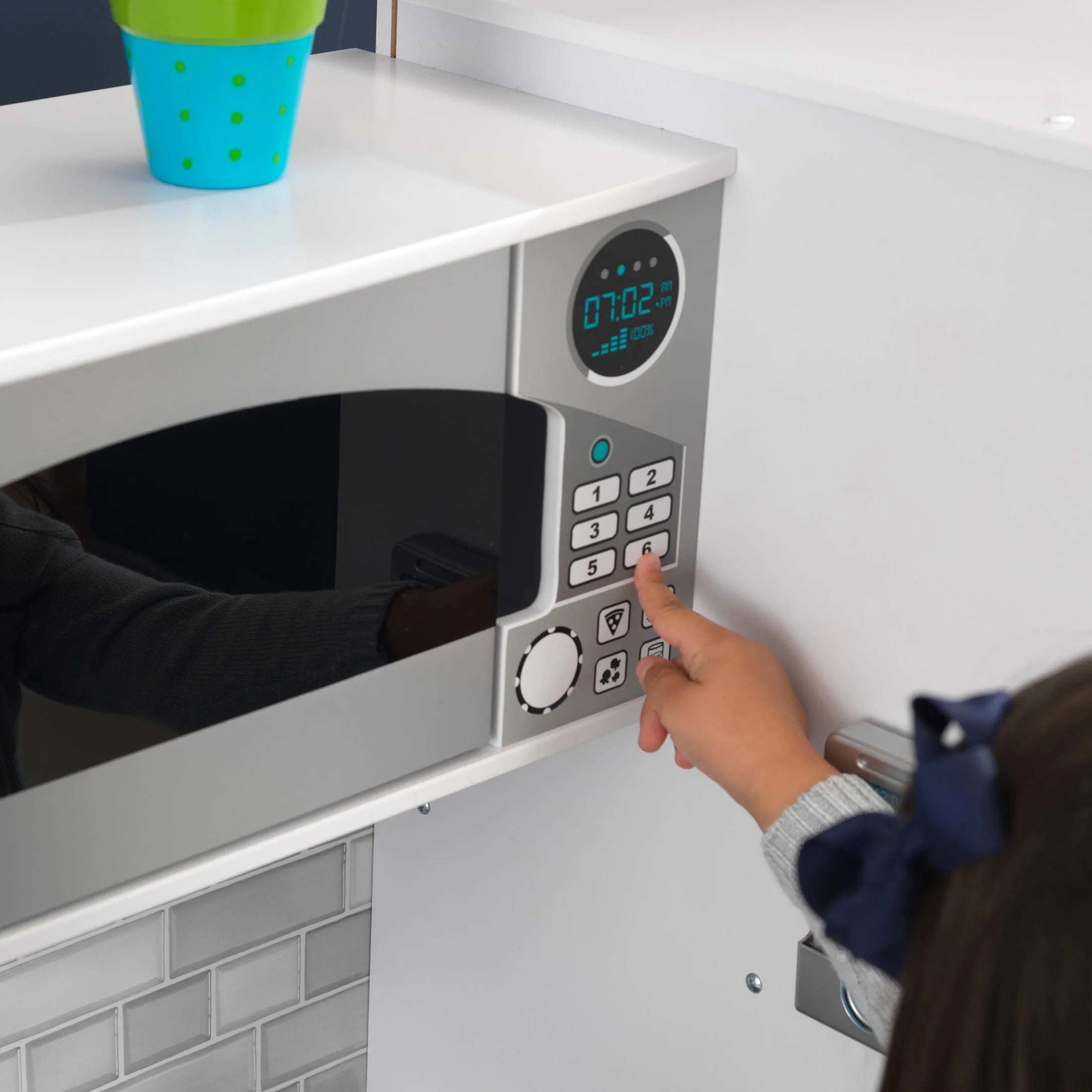 KidKraft Große Spielküche aus Holz mit Licht & Sound, Eiswürfelbereiter, Spieltelefon – Weiß