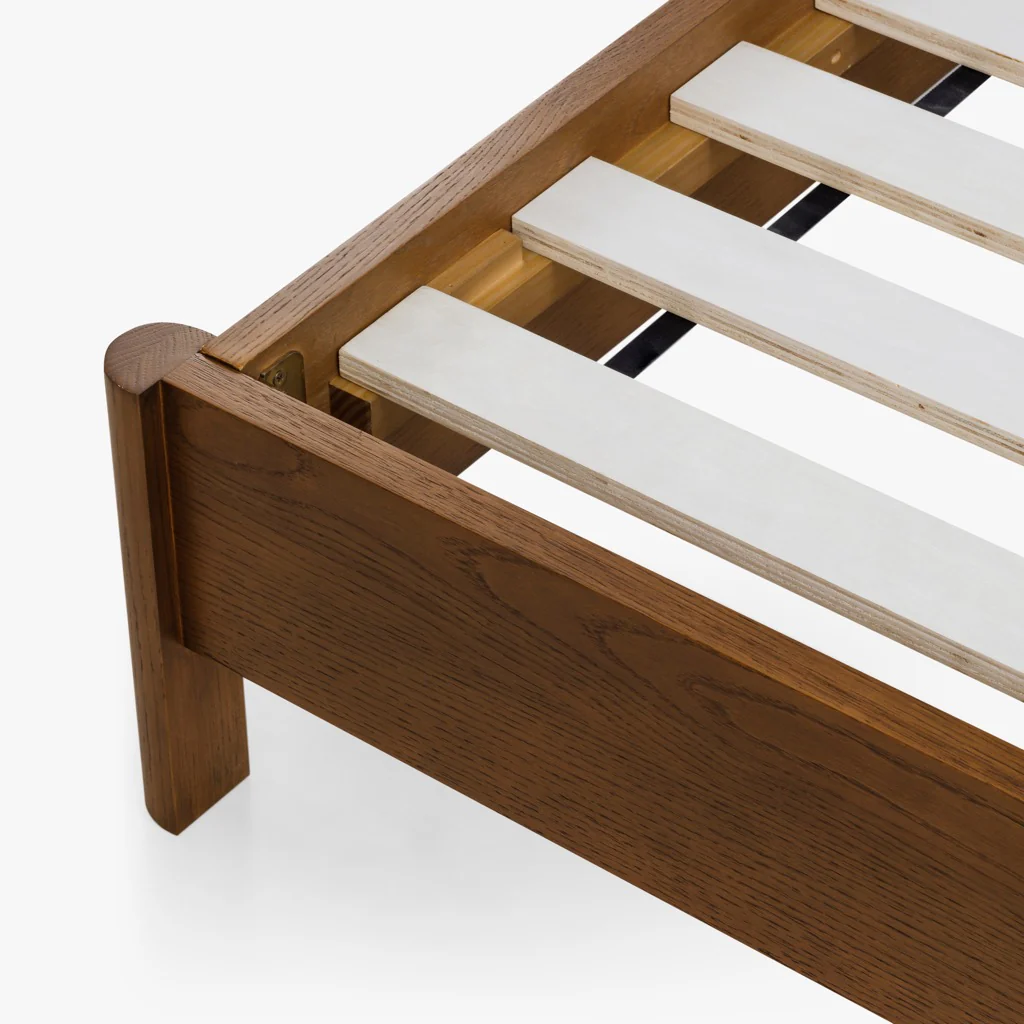 Cali Oak-seng med valnøddebejdsning – naturlig elegance og omhyggelige finish