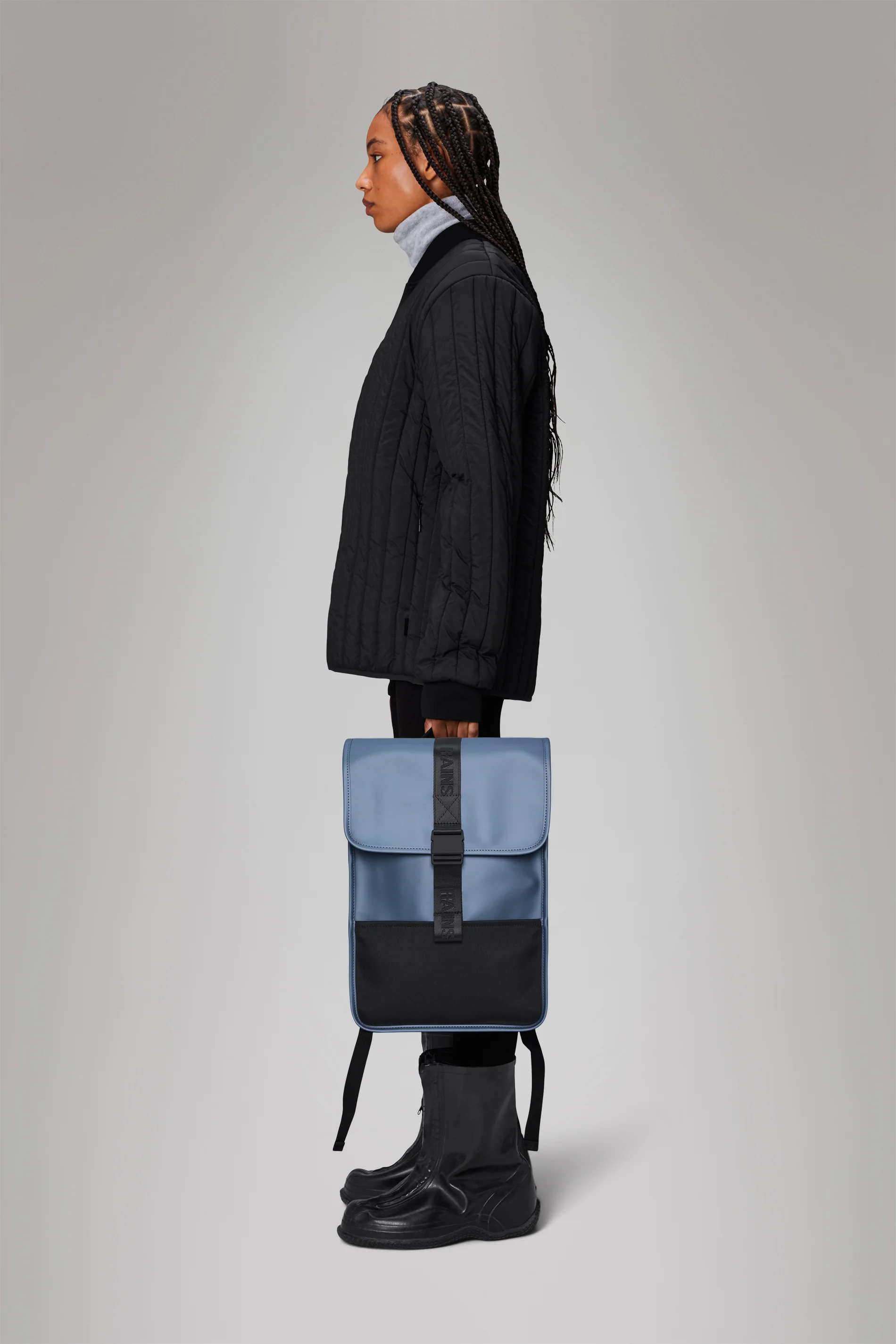 2025 Trail Backpack Mini – Vandafvisende dagrygsæk (15) med klap og gummispænde – PU-stof – Polstret laptoprum