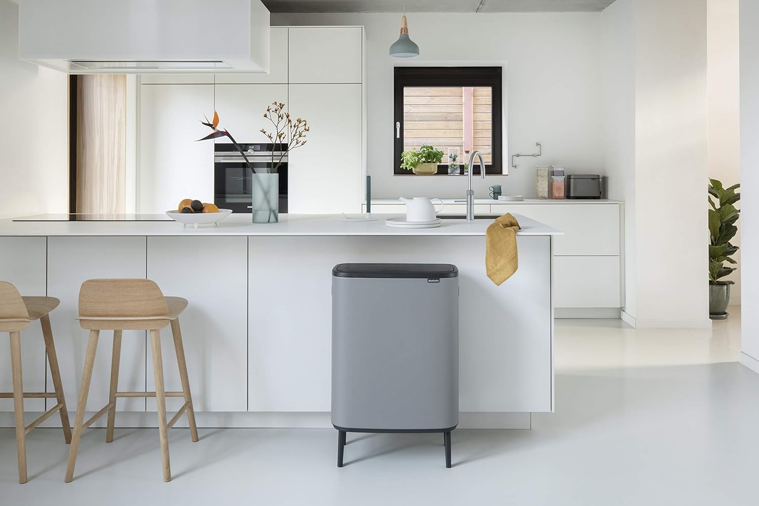 Brabantia Bo Hi Touch Ein-Knopf-Öffnungsmechanismus, 2 x 30-Liter-Abfalleimer mit Füßen, weiß