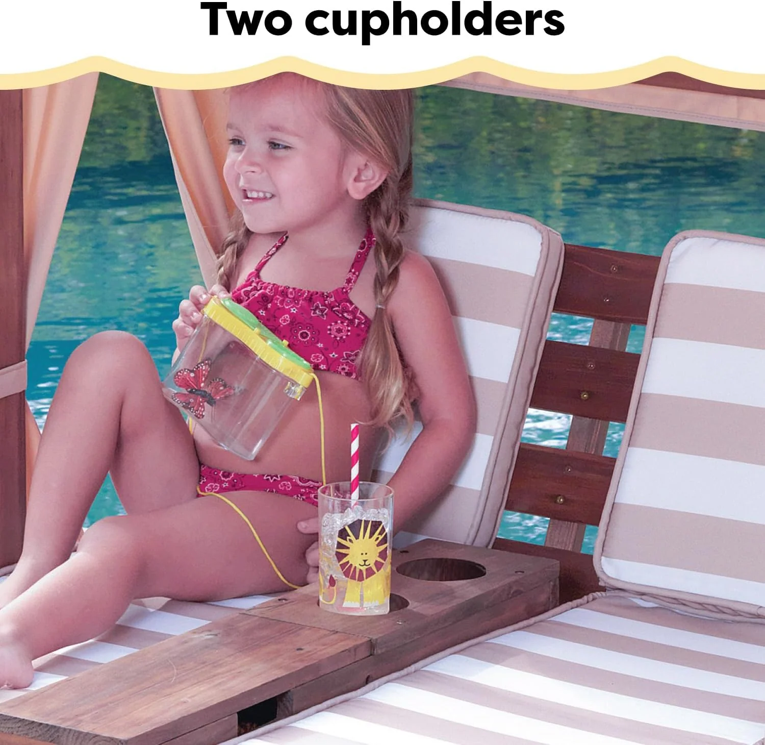 KidKraft dobbelt liggestol i træ til børn med kopholdere. Havemøbler til børn. Honningfarvet med marineblåt og hvidt stribet stof. Gave til børn i alderen 3-8 år.