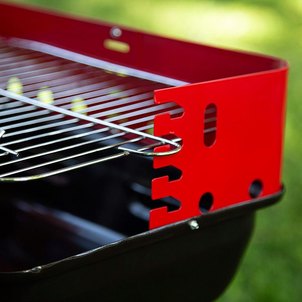 Tragbarer Holzkohlegrill mit Windschutz und höhenverstellbarem Grillrost, 42 x 42 x 54 cm – Stahl. Schwarz und Rot.