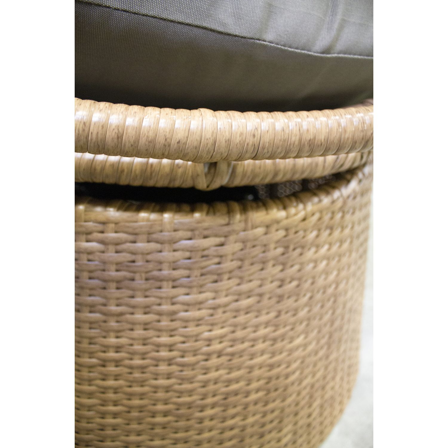 Braune geflochtene Gartenschaukel aus Kunstharz