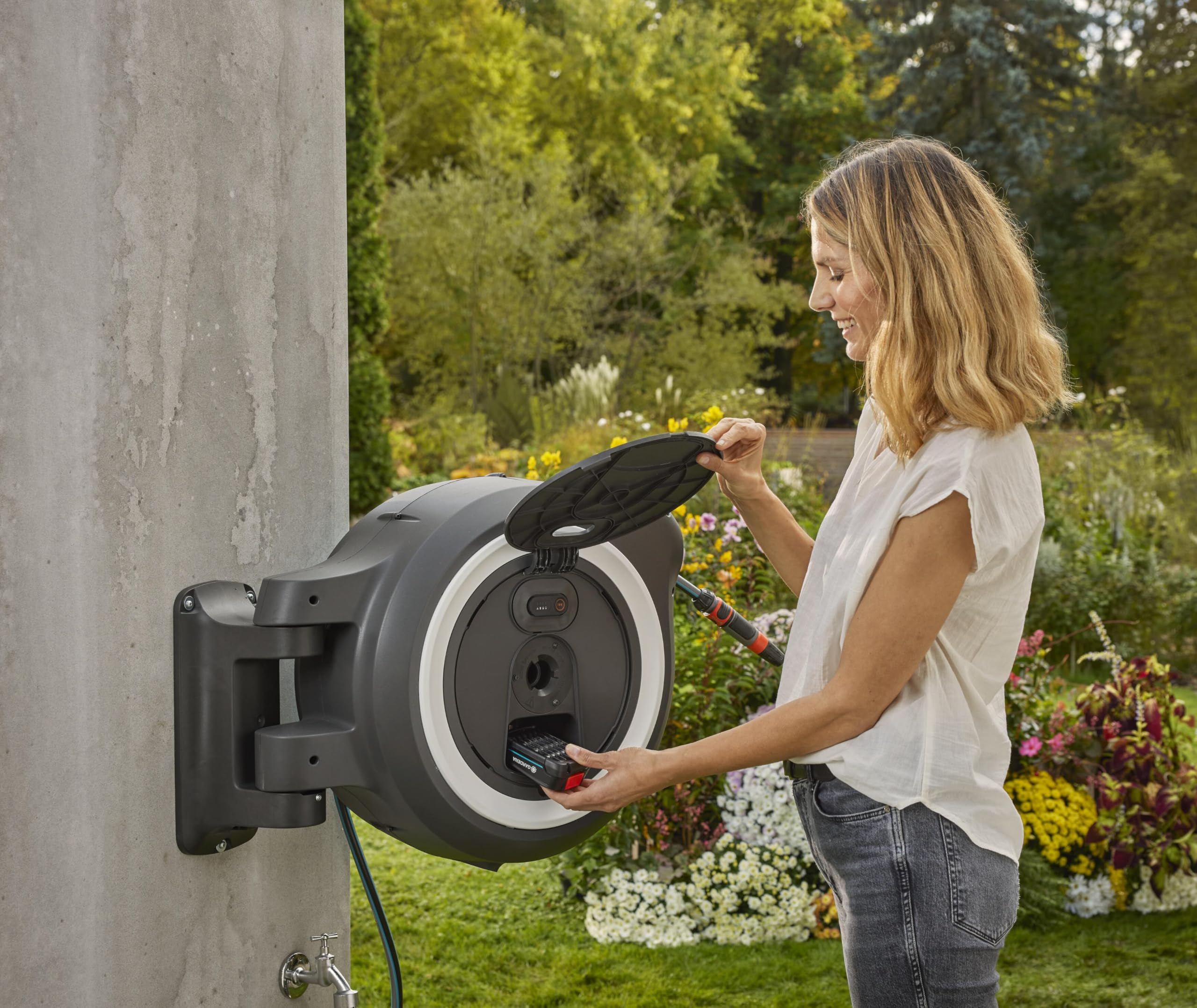 Gardena PowerRoll XL 2025 – Gebrauchsfertige Wandmontage-Batteriebox: Automatische Gartenschlauchaufroller mit 35-m-Schlauchführung und RollControl. Komplettset mit Akku (18642-20)
