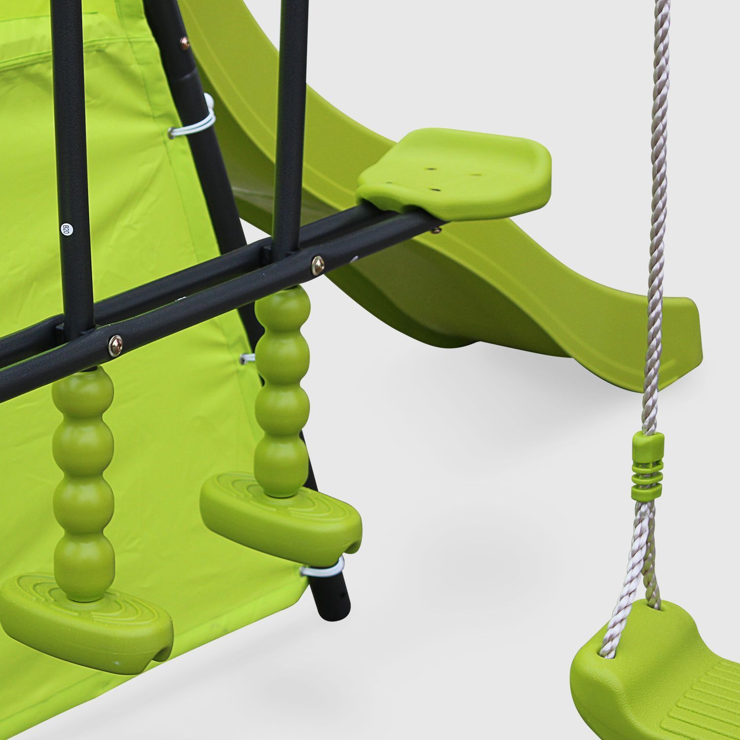 Kinderspielplatz mit Schaukel und Rutsche, Grün