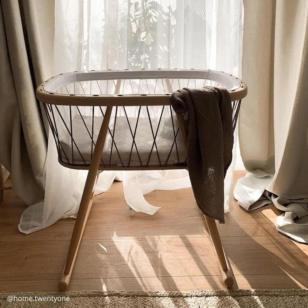 KUMI Babybett von Charlie Crane (Modell 2025) – Transparenter Kokon mit sanfter Schaukelbewegung | Maße: 81 x 56 x 72 cm | Inklusive Schaumstoffmatratze | Verstellbare Kordeln | Modernes und minimalistisches Design