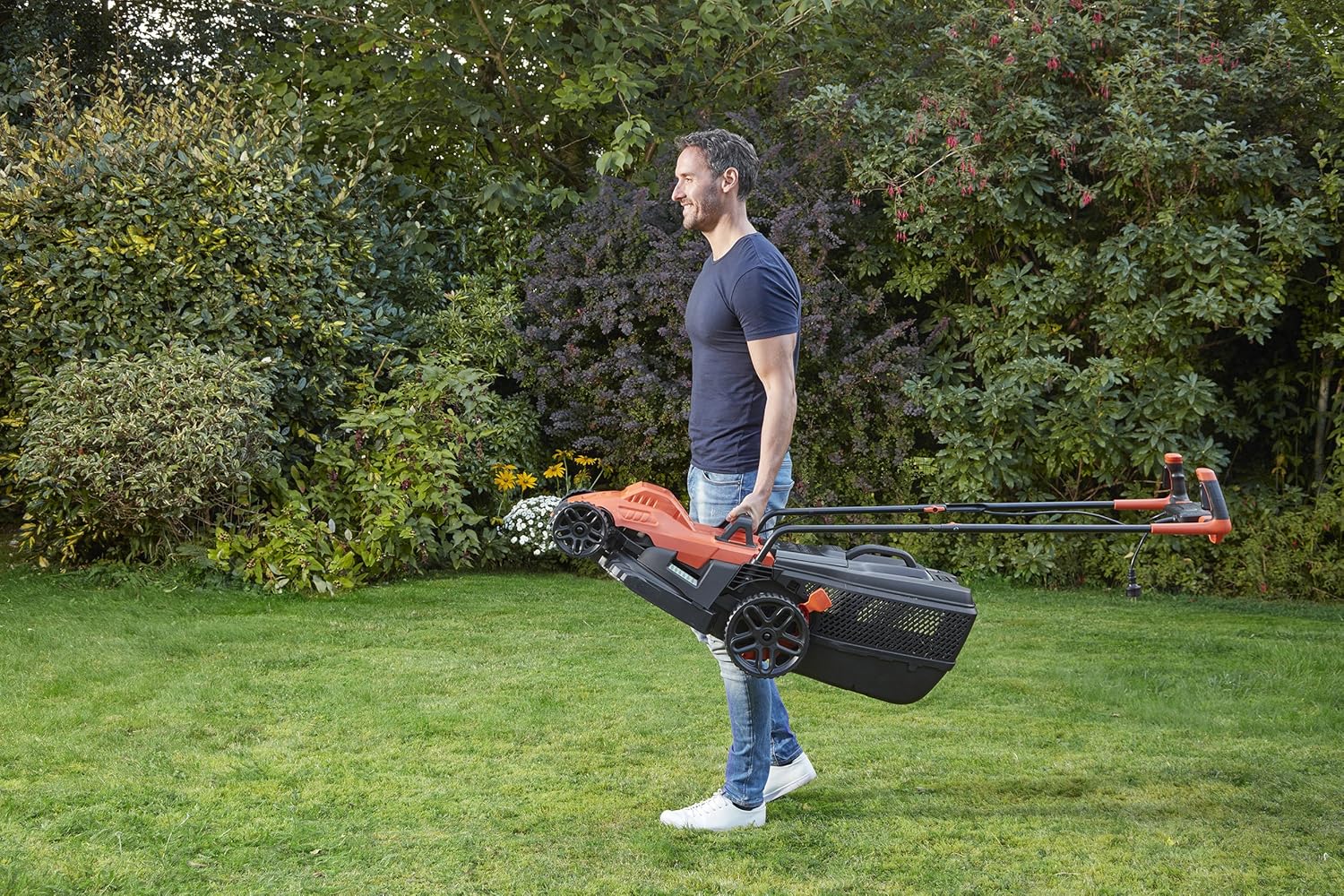 BLACK+DECKER Fahrrad-Rasenmäher, 1600 W, 38 cm Schnittbreite, E-Antrieb, EdgeMax und SoftTouch, 6 Schnitthöhen, 45-Liter-Fangbehälter, BEMW471BH