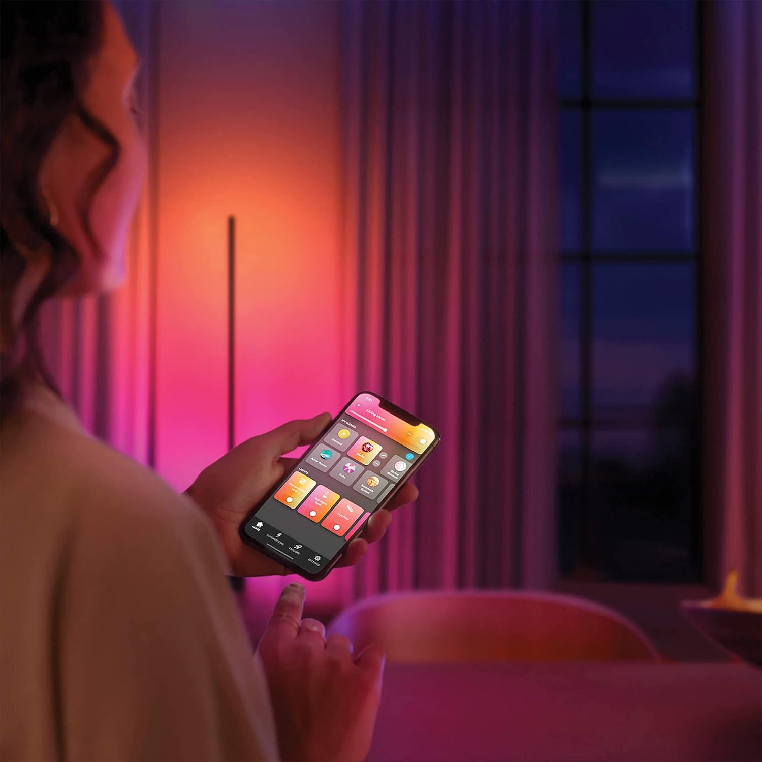 Philips Hue – Smart Lampe, Hue Signe, Gradient Smart LED Gulvlampe, Hvidt og Farvet Lys, Kompatibel med Alexa og Google Home, Hvid