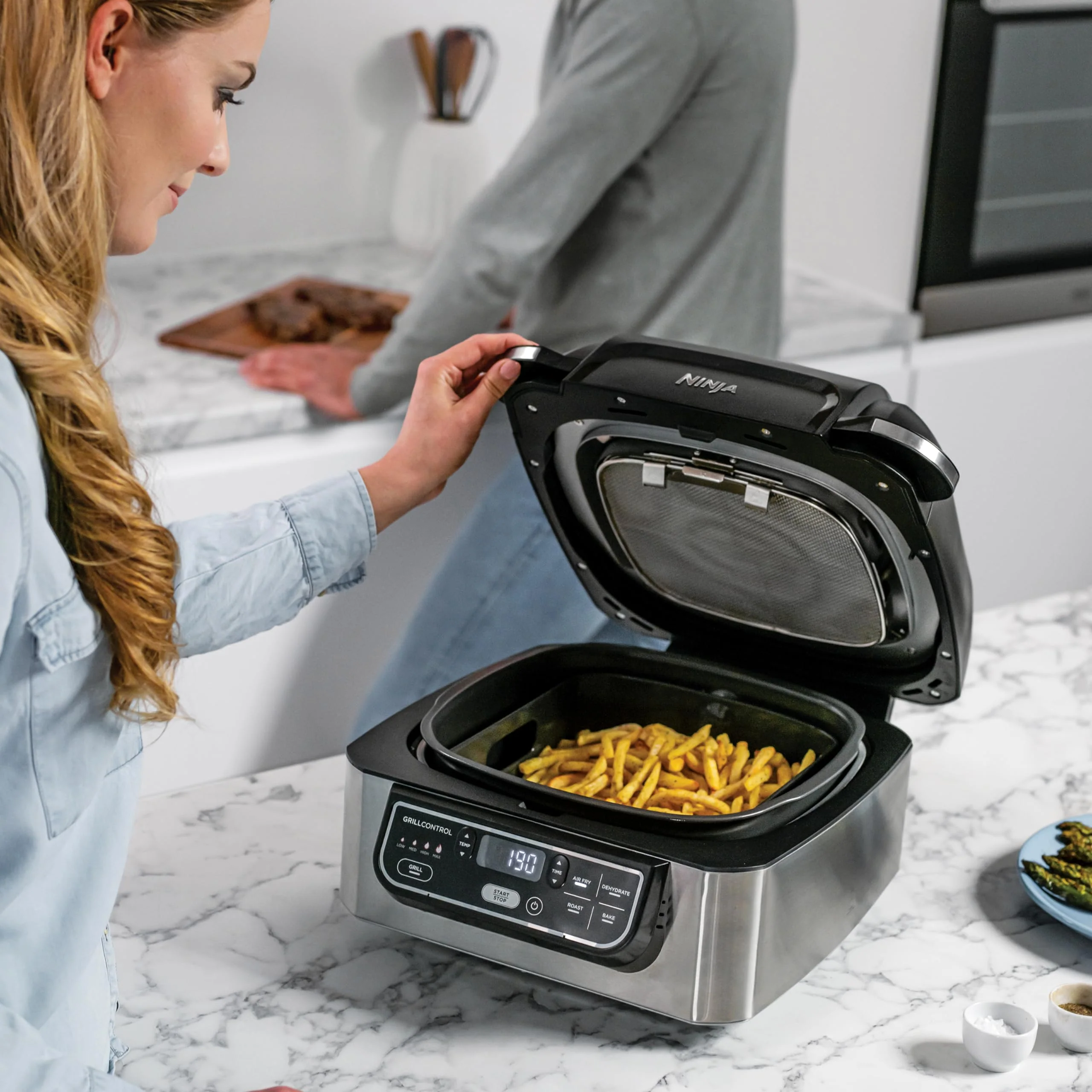 Ninja Foodi Grill & Airfryer (Modelljahr 2025). 5,7-Liter-Heißluftfritteuse. Spülmaschinenfeste Teile. 5-in-1-Gerät. Schwarz/Silber AG301EU