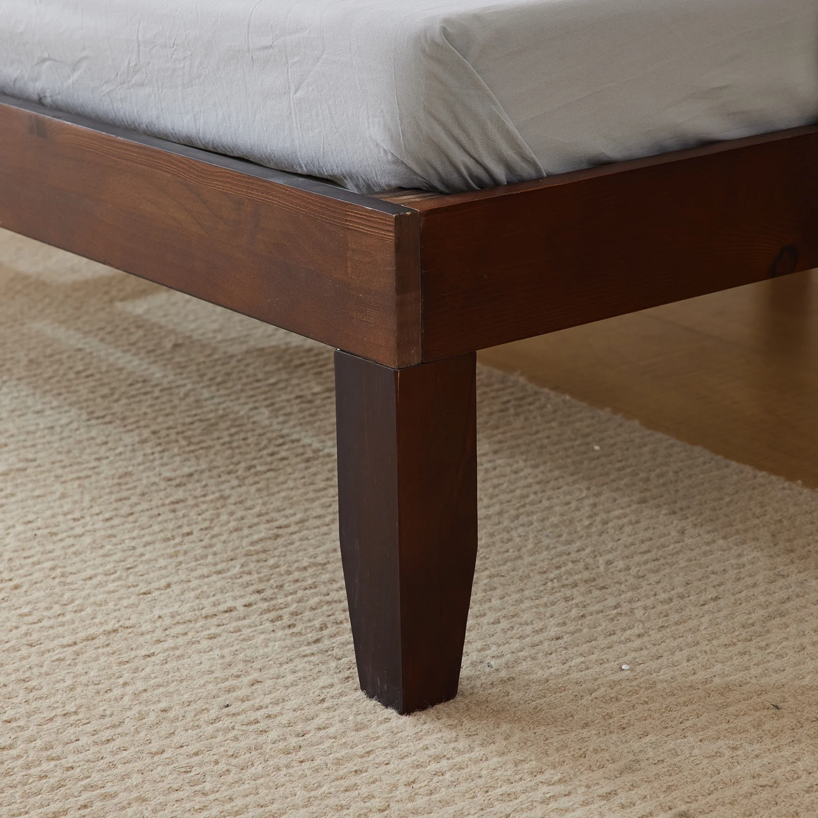 2025 Enkelt sengestel i træ med brun finish – robust og enkelt design. 197,2 x 96,5 x 30,5 cm – ideel til et børneværelse.