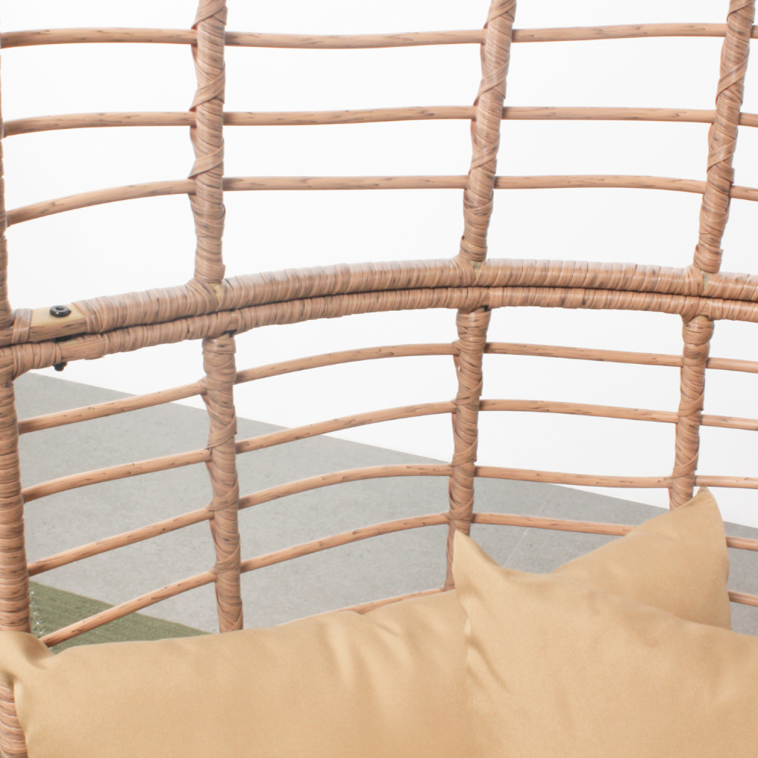 Jane lænestol og fodskammelsæt i rattan-look med beige hynder