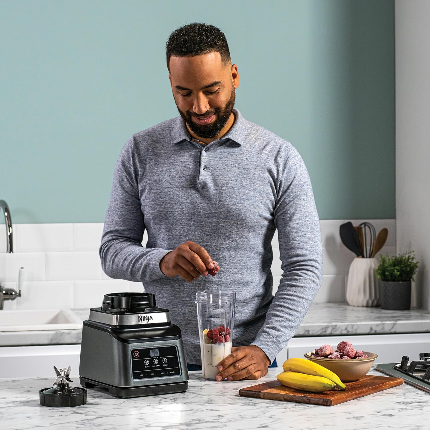 Ninja BN750EU 2-in-1-Standmixer – 1200 W, 3 Automatikprogramme, 4 manuelle Einstellungen, Auto-iQ-Technologie, 2,1-Liter-Behälter und 700-ml-Messbecher, spülmaschinenfeste Teile – Schwarz/Silber