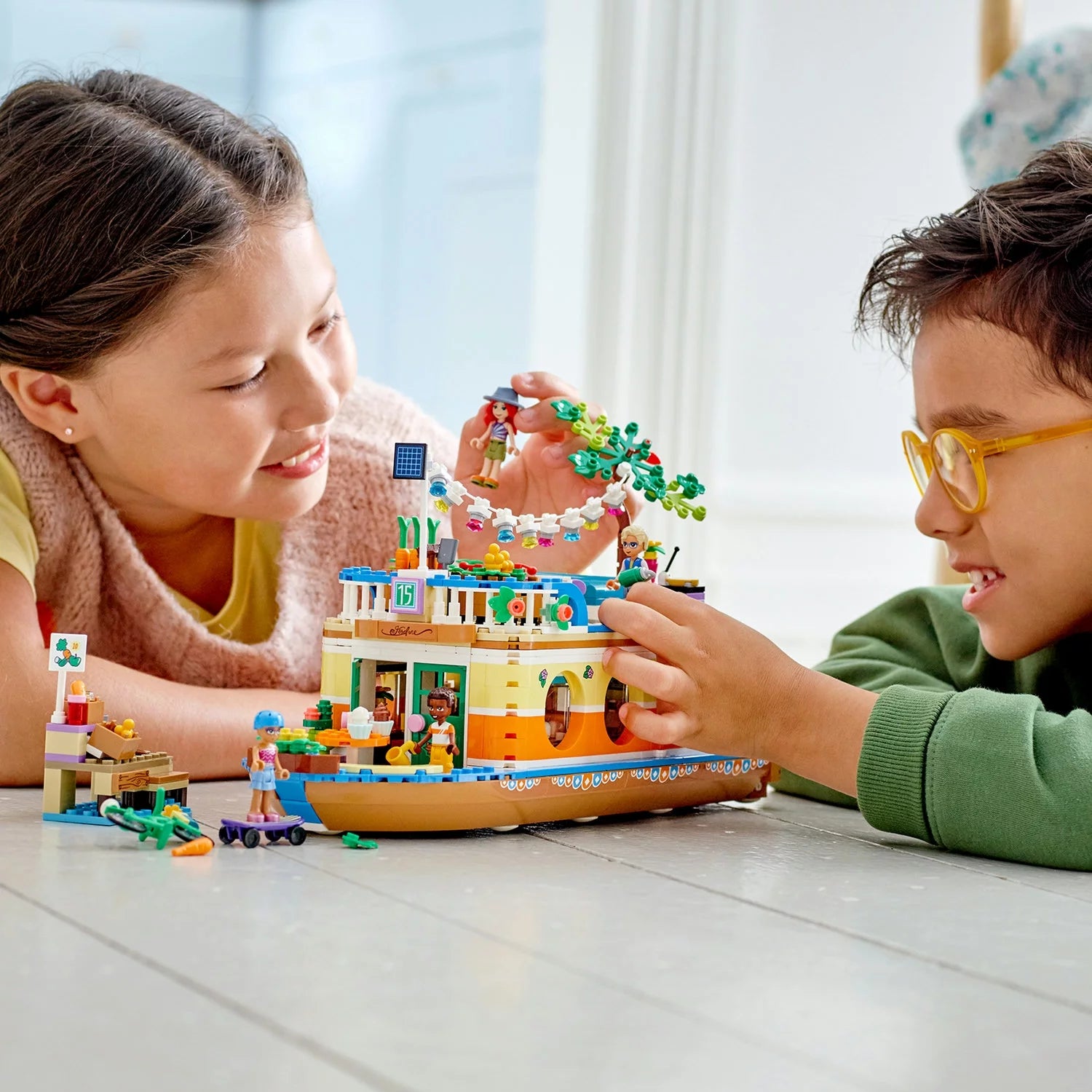 LEGO Friends Husbåd på kanalen 41702 Byggesæt; Indeholder 4 minidukker, inklusive Mia, og 1 legetøjsdyr; Fødselsdagsgave til børn fra 7 år (737 dele)