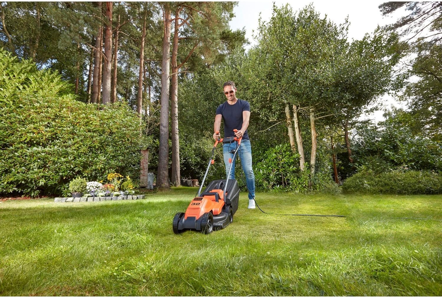 BLACK+DECKER Fahrrad-Rasenmäher, 1600 W, 38 cm Schnittbreite, E-Antrieb, EdgeMax und SoftTouch, 6 Schnitthöhen, 45-Liter-Fangbehälter, BEMW471BH