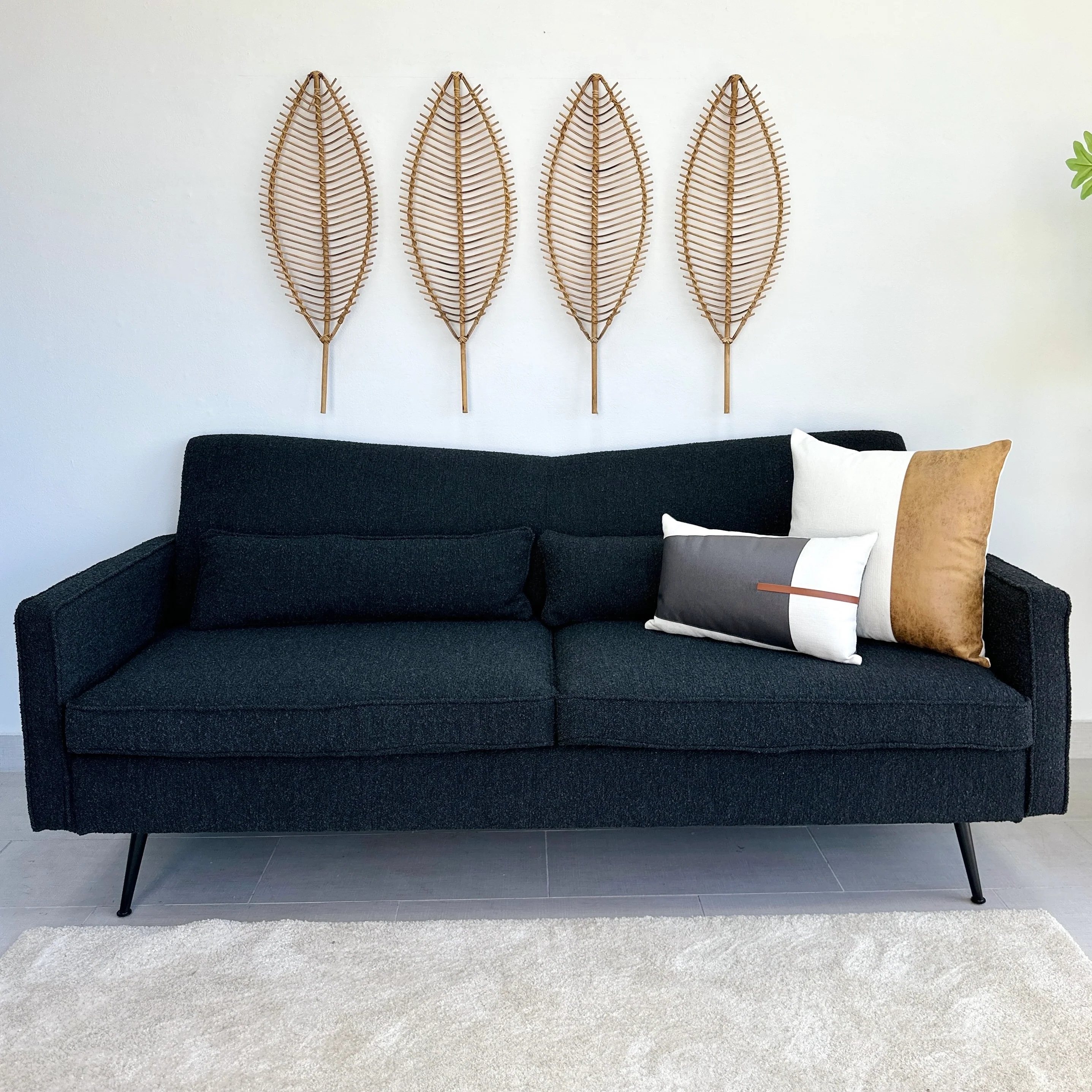 V-förmiges Sofa aus schwarzem Stoff