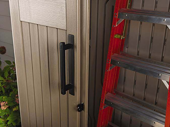 2025 Rubbermaid udendørs opbevaringsskur. 52 kubikfod. Vejrbestandig. Låsbare døre.