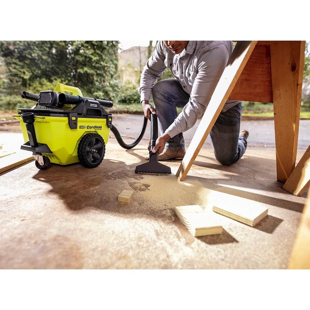 2025 Ryobi ONE+ 18V 6 Gallon Ledningsfri Våd-/Tørstøvsugersæt med 4,0 Ah Batteri, Oplader og Tilbehør P770KN