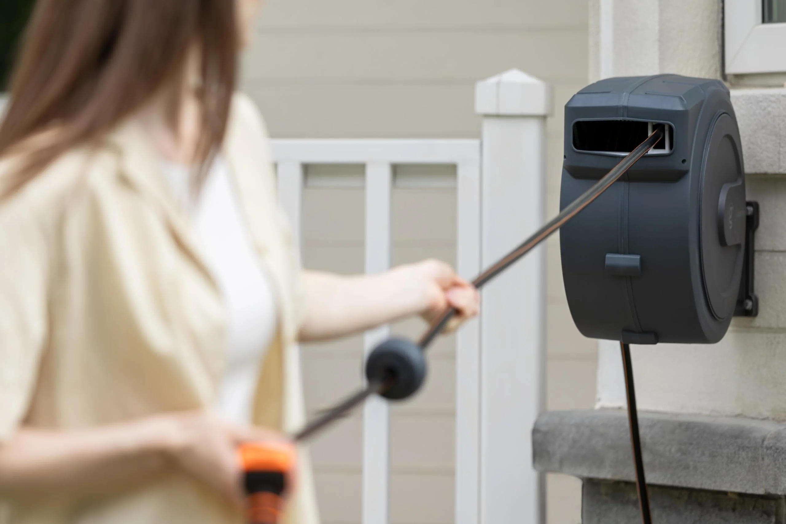 2025 Giraffe Tools automatisk vægmonteret slangeoprullerboks 35m + 2m. 180° roterende slangeopruller med 7 justerbare dyser og tilslutningsslange