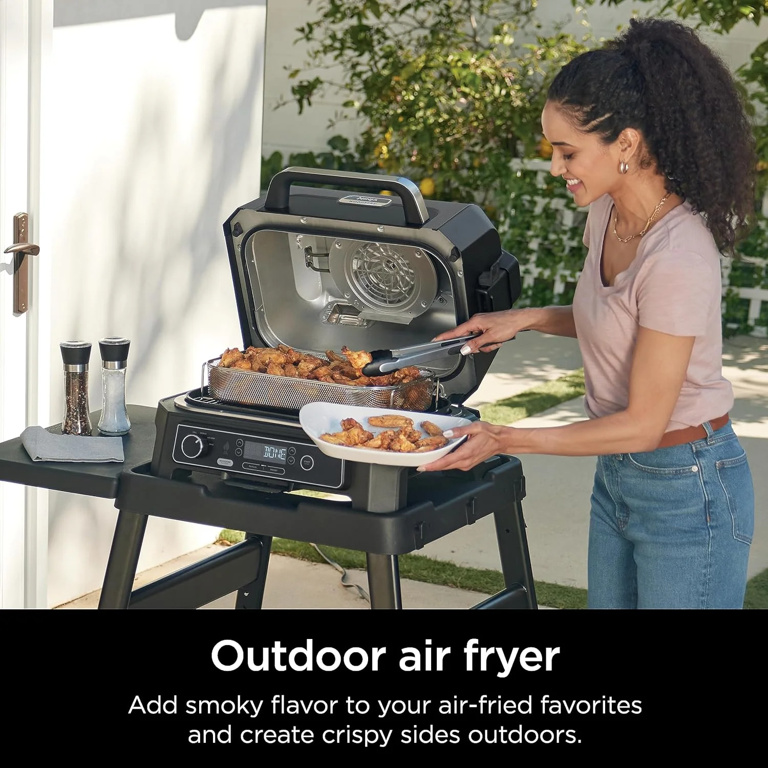 2025 Ninja Woodfire Pro XL udendørs grill og ryger. Termometer. 4-i-1 mastergrill. BBQ-ryger. Udendørs airfryer. Ovn. Bærbar. Elektrisk grill. Mørkegrå. Model OG850