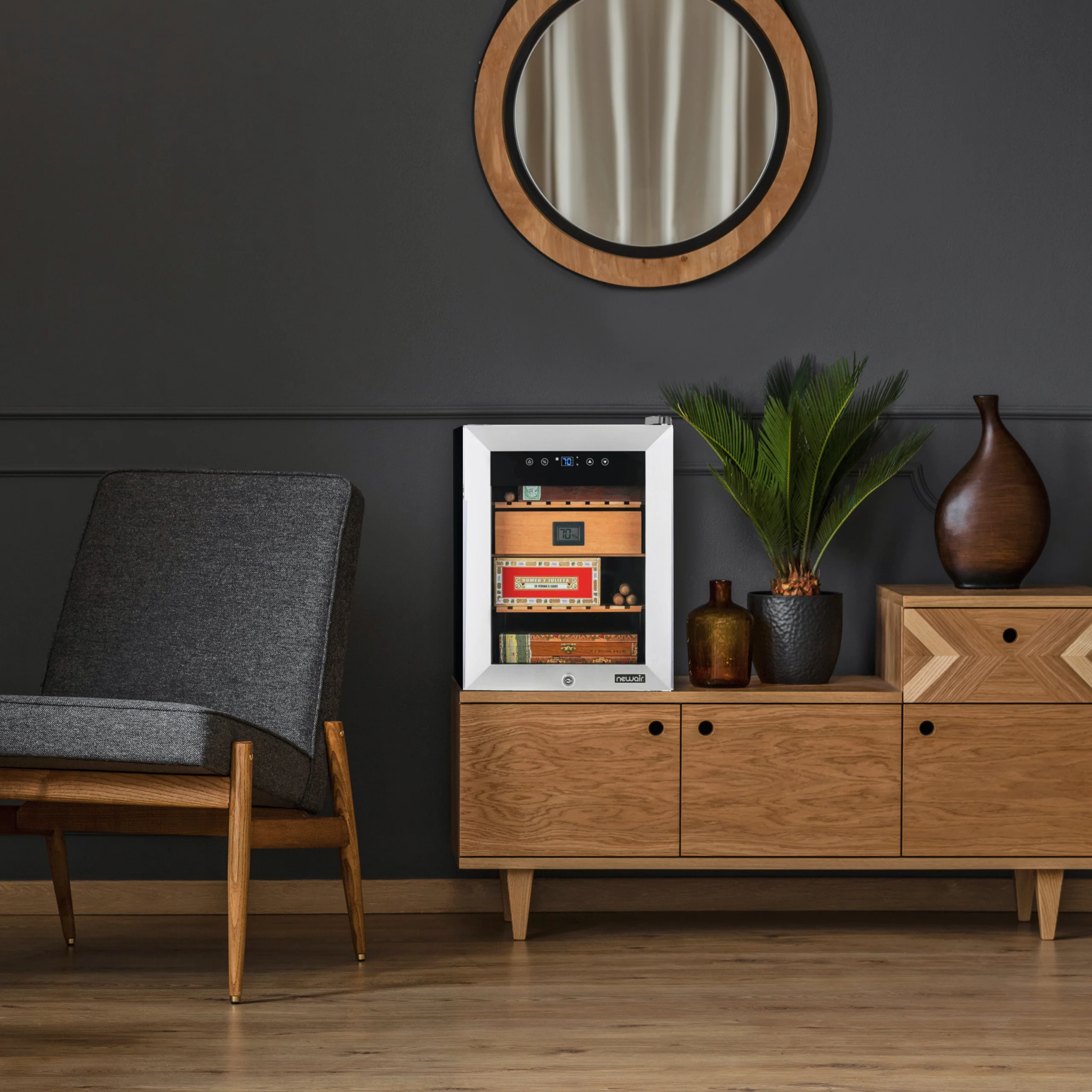 Cave à cigares électrique Newair® 2025 avec Opti-Temp™. Capacité : 250 cigares.