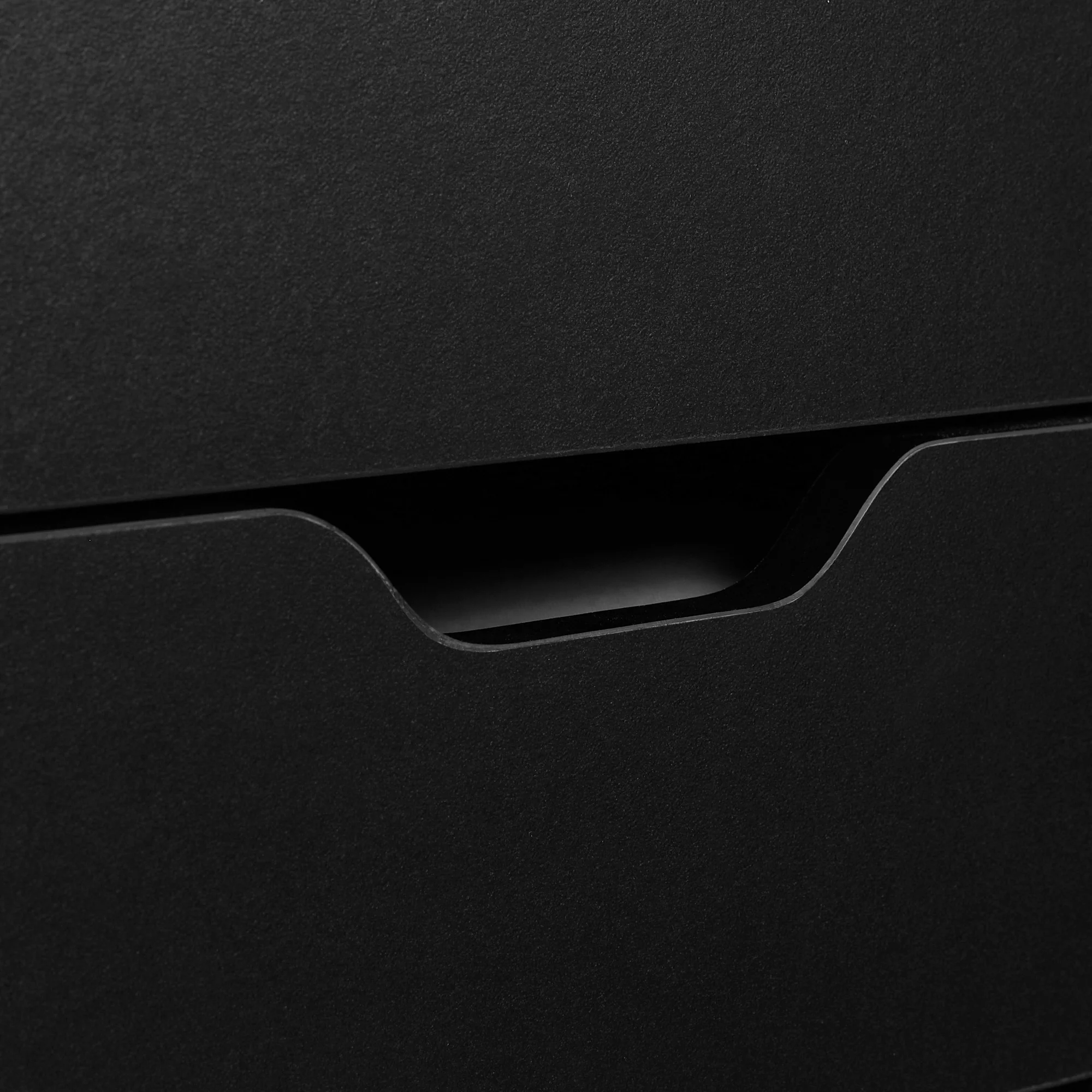 Vertikaler Aktenschrank mit 7 Schubladen. Mobiles Büromöbel mit Rollen. Schwarz.