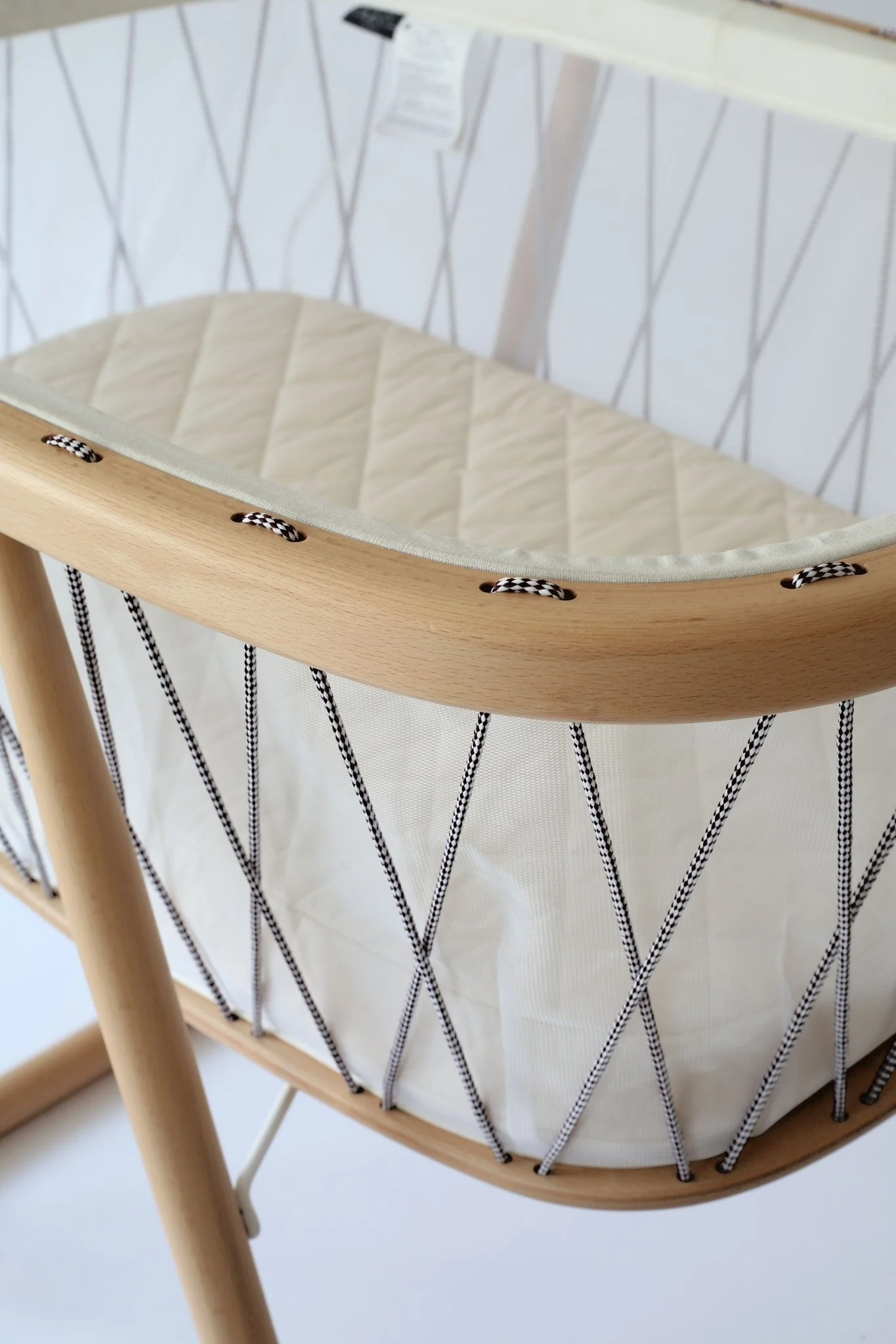 KUMI Babybett von Charlie Crane (Modell 2025) – Transparenter Kokon mit sanfter Schaukelbewegung | Maße: 81 x 56 x 72 cm | Inklusive Schaumstoffmatratze | Verstellbare Kordeln | Modernes und minimalistisches Design