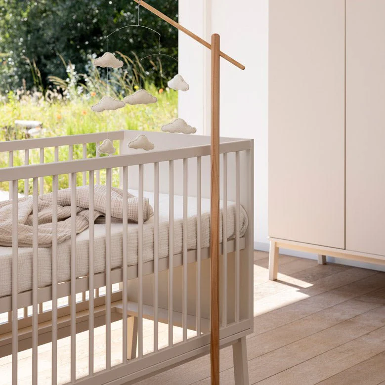 2025 Quax Ashi Tremmeseng – 60x120 cm | Justerbar i 3 højder | FSC-certificeret bøgetræ | Grå farve | Med lamelbund. Madras medfølger ikke.