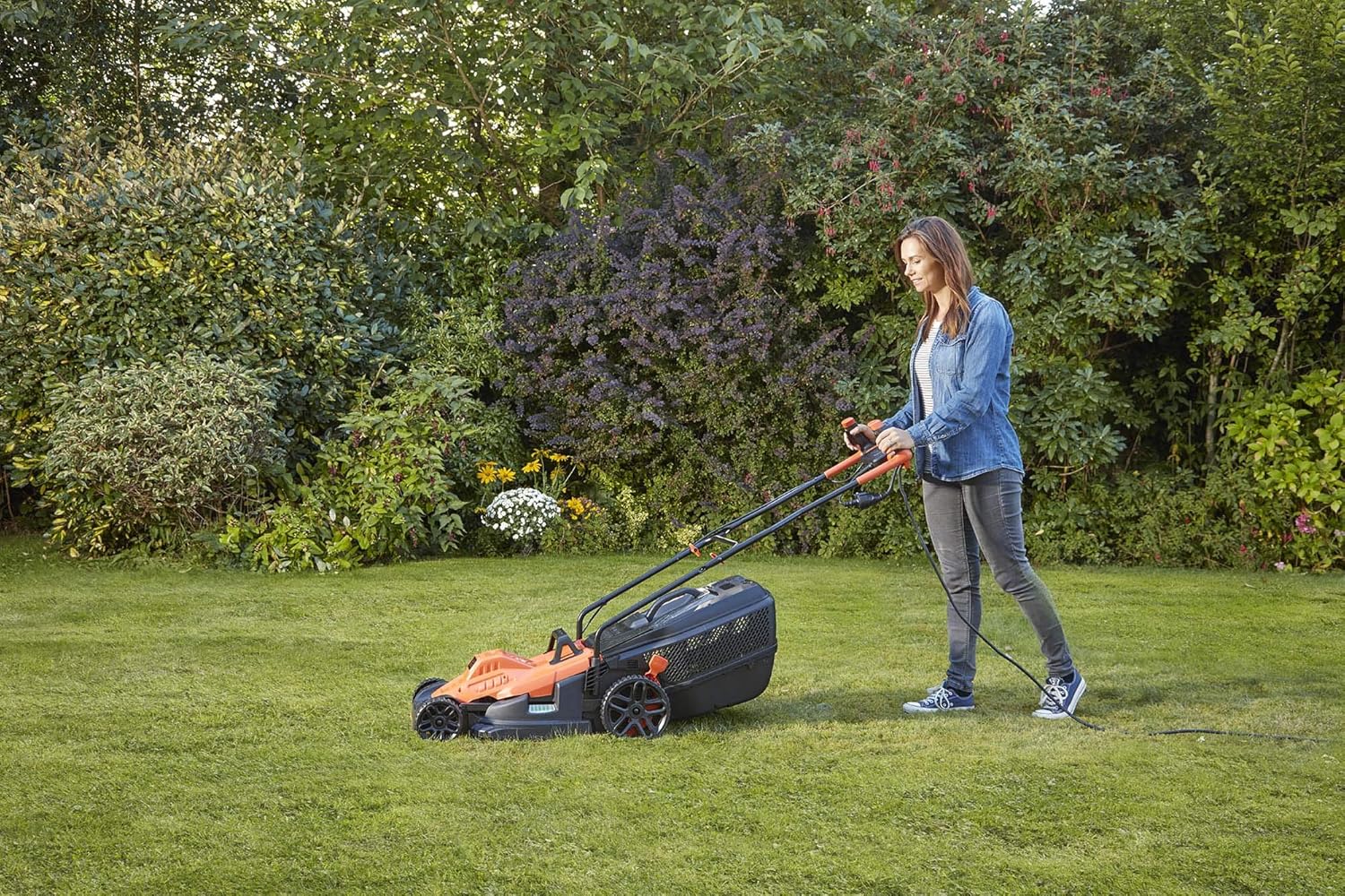 BLACK+DECKER Fahrrad-Rasenmäher, 1600 W, 38 cm Schnittbreite, E-Antrieb, EdgeMax und SoftTouch, 6 Schnitthöhen, 45-Liter-Fangbehälter, BEMW471BH